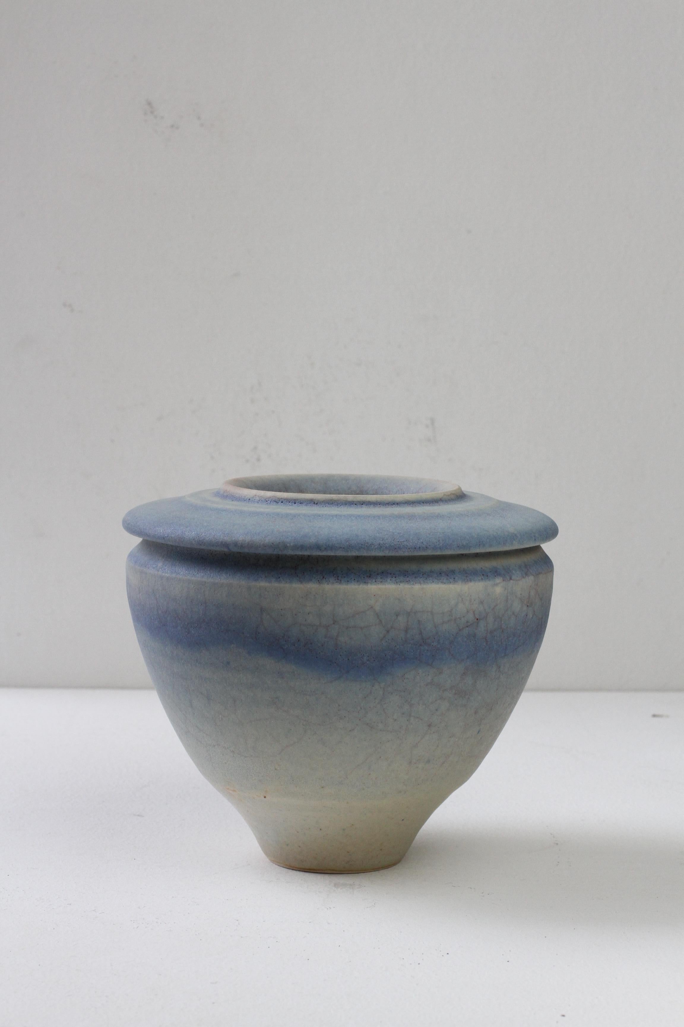 Deutsche Studio Pottery Blaue Vase von Ingeborg Zenker, 1989 (Gebrannt) im Angebot