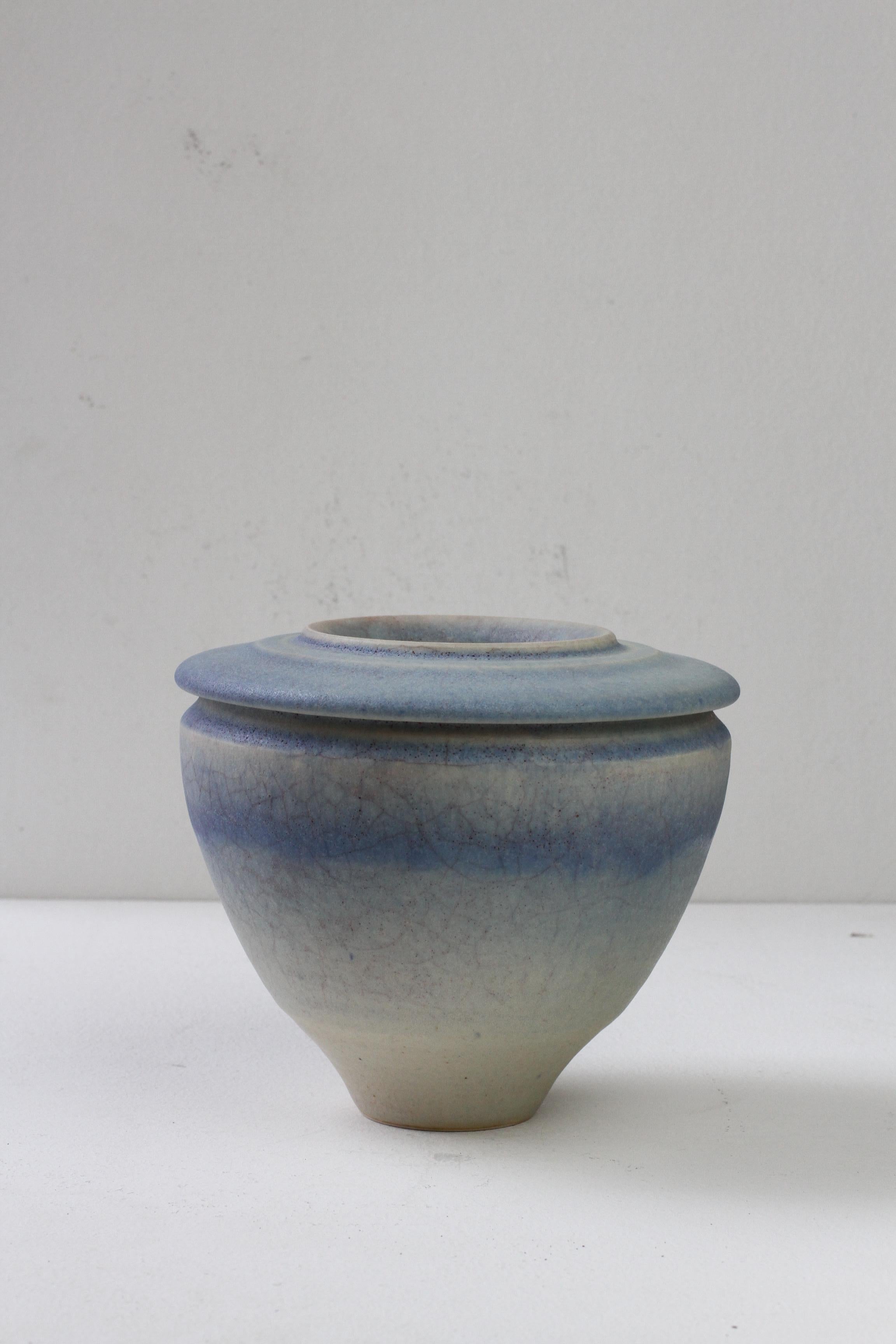 Deutsche Studio Pottery Blaue Vase von Ingeborg Zenker, 1989 im Zustand „Gut“ im Angebot in Landau an der Isar, Bayern