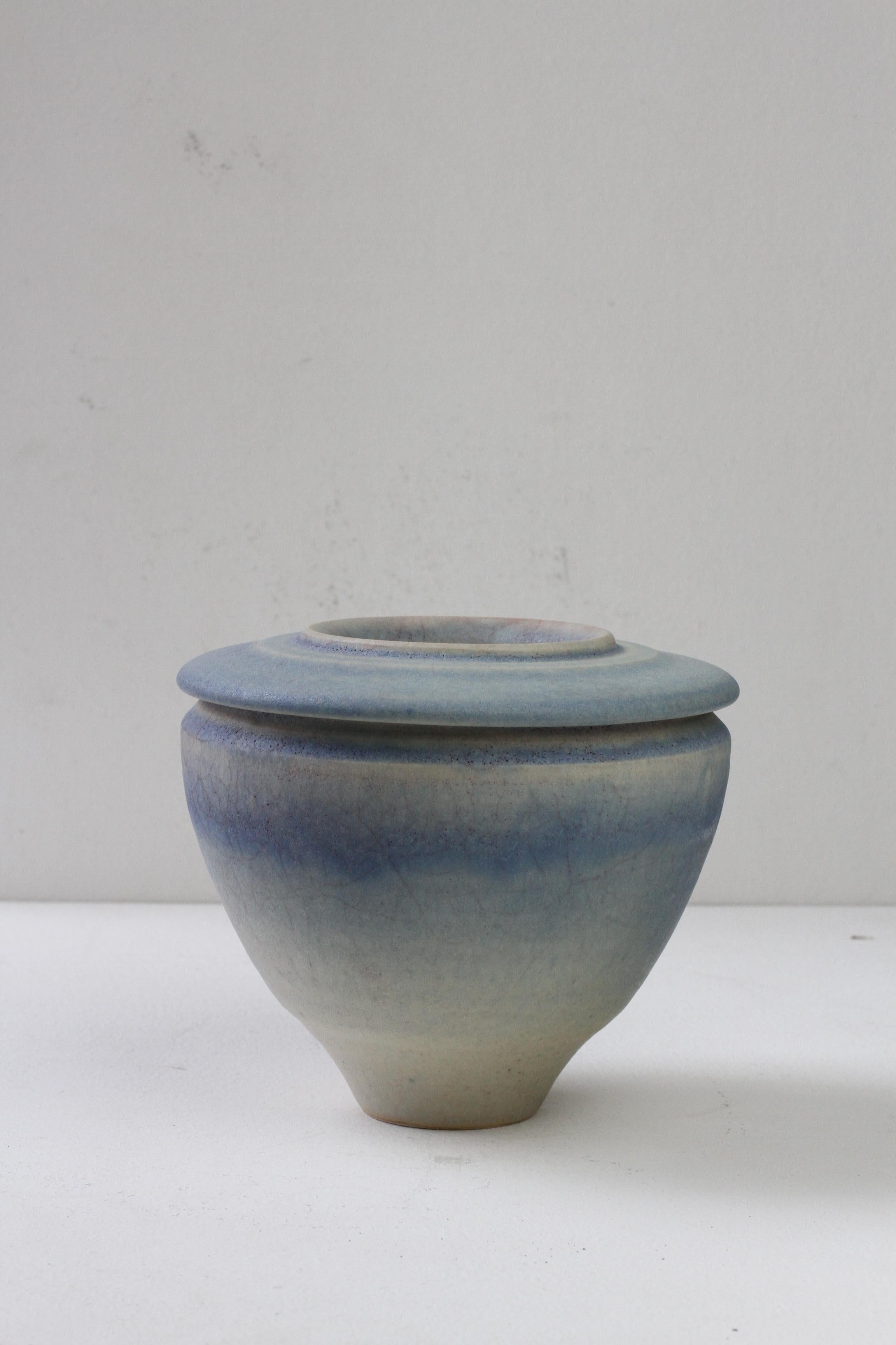 Deutsche Studio Pottery Blaue Vase von Ingeborg Zenker, 1989 (20. Jahrhundert) im Angebot