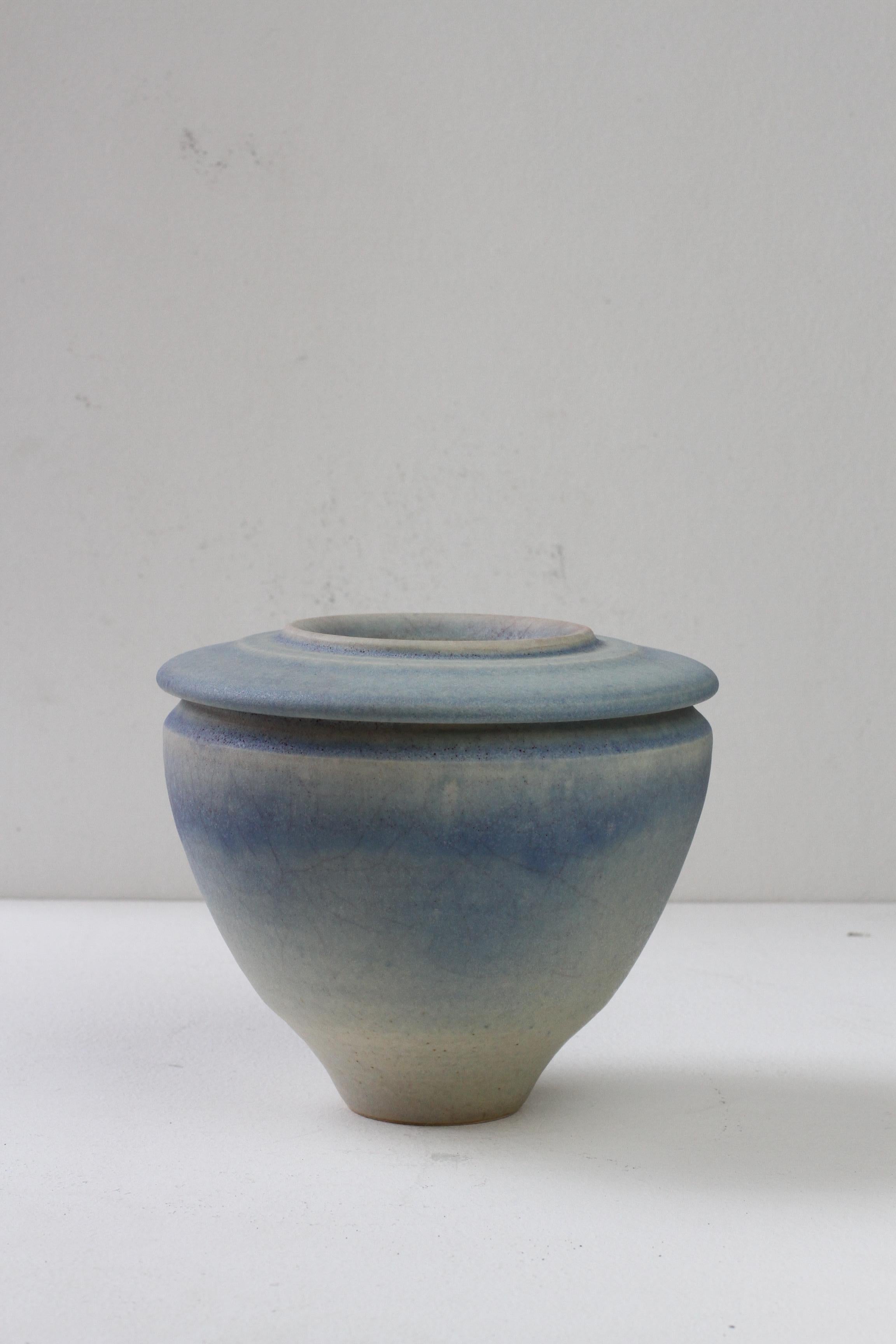 Deutsche Studio Pottery Blaue Vase von Ingeborg Zenker, 1989 (Ton) im Angebot