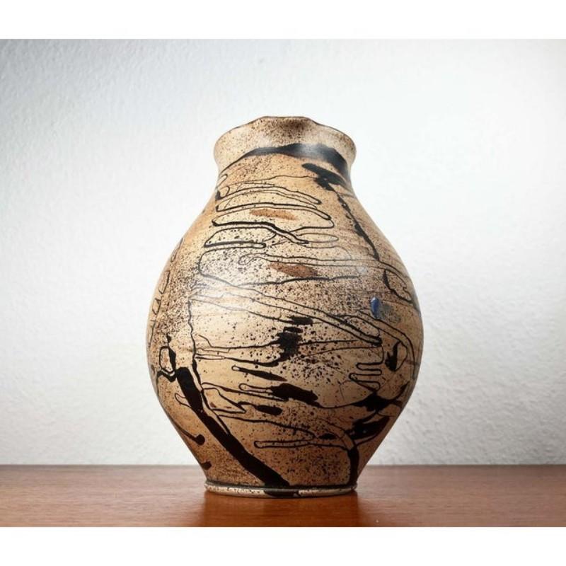 Vintage Brutalist German Studio Pottery Jug Vase by Gerhard Liebenthron, 1993, en très bon état. Conçue de 1990 à 1999 Cette pièce porte une marque d'attribution,

Informations complémentaires :
Matériaux : Céramique
Couleur : Beige
Style : Moderne