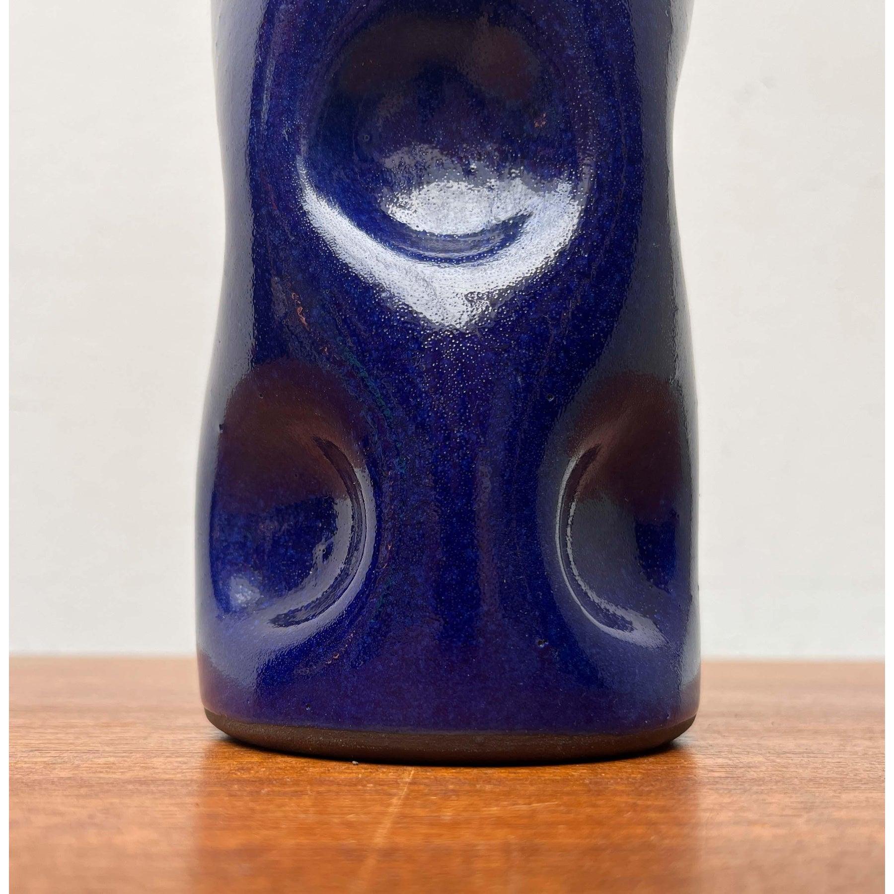 Jarrón de Studio Pottery alemán moderno de mediados de siglo de BKW Böttger Keramik Wandsbek, años 60, en muy buen estado. Diseñado de 1960 a 1969 Esta pieza tiene una marca de atribución,

Más información:
Materiales: Cerámica
Color: Azul
Estilo: