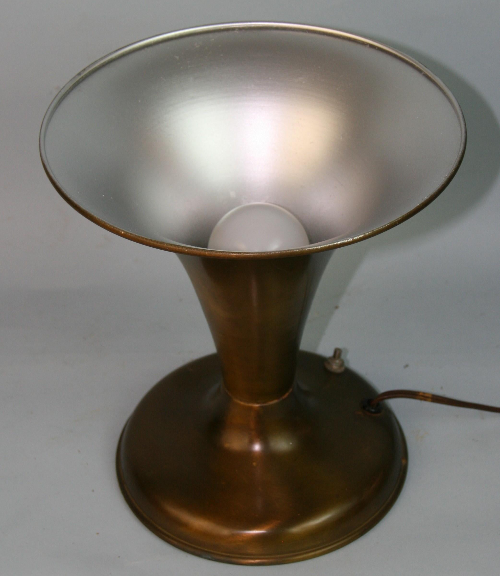 1312 Lampe de table allemande avec interrupteur marche-arrêt.