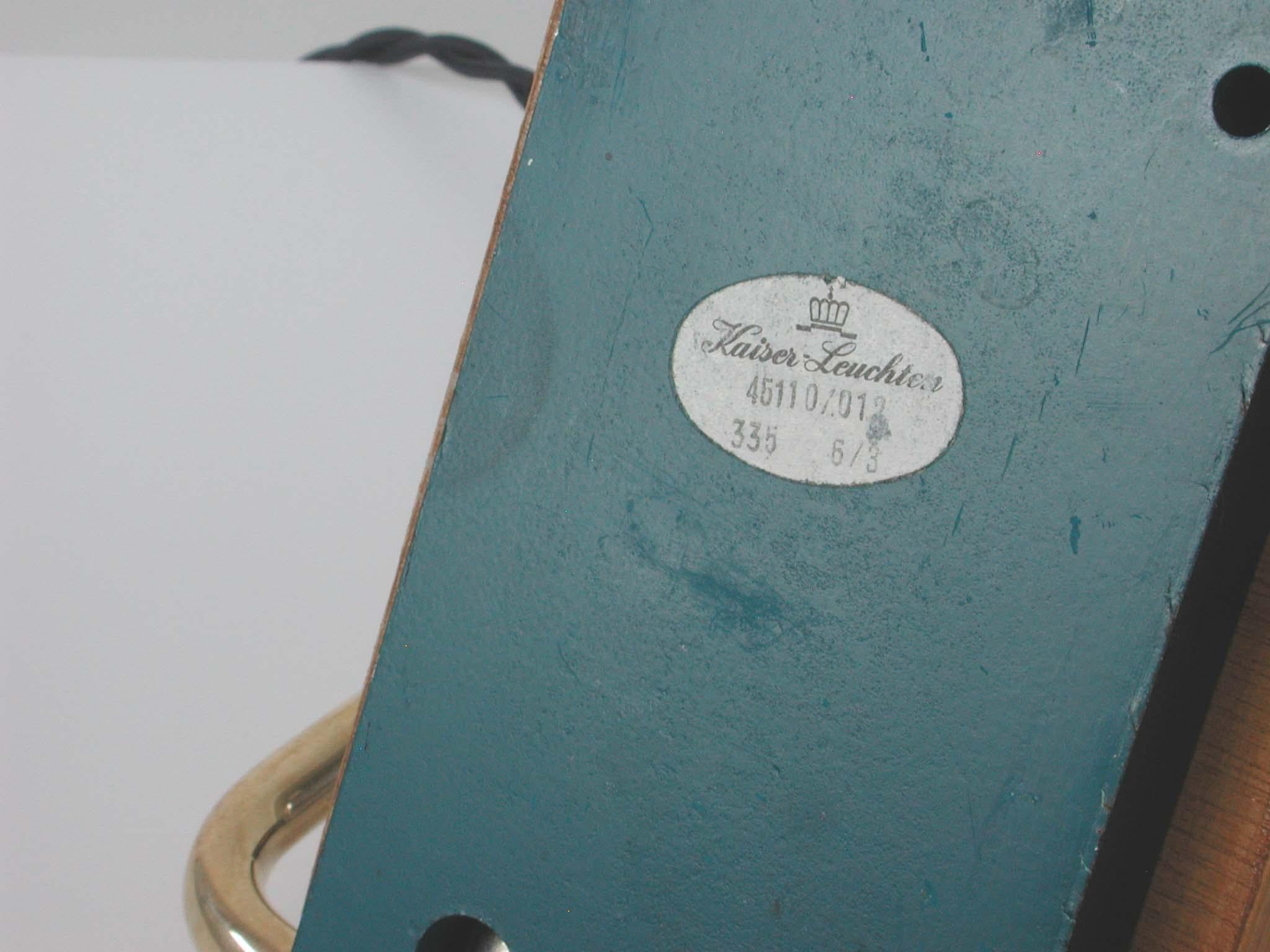 Deutsche kubistische Schreibtischlampe aus Teakholz, Messing und schwarzem Metall von Kaiser Leuchten, 1960er Jahre im Angebot 5