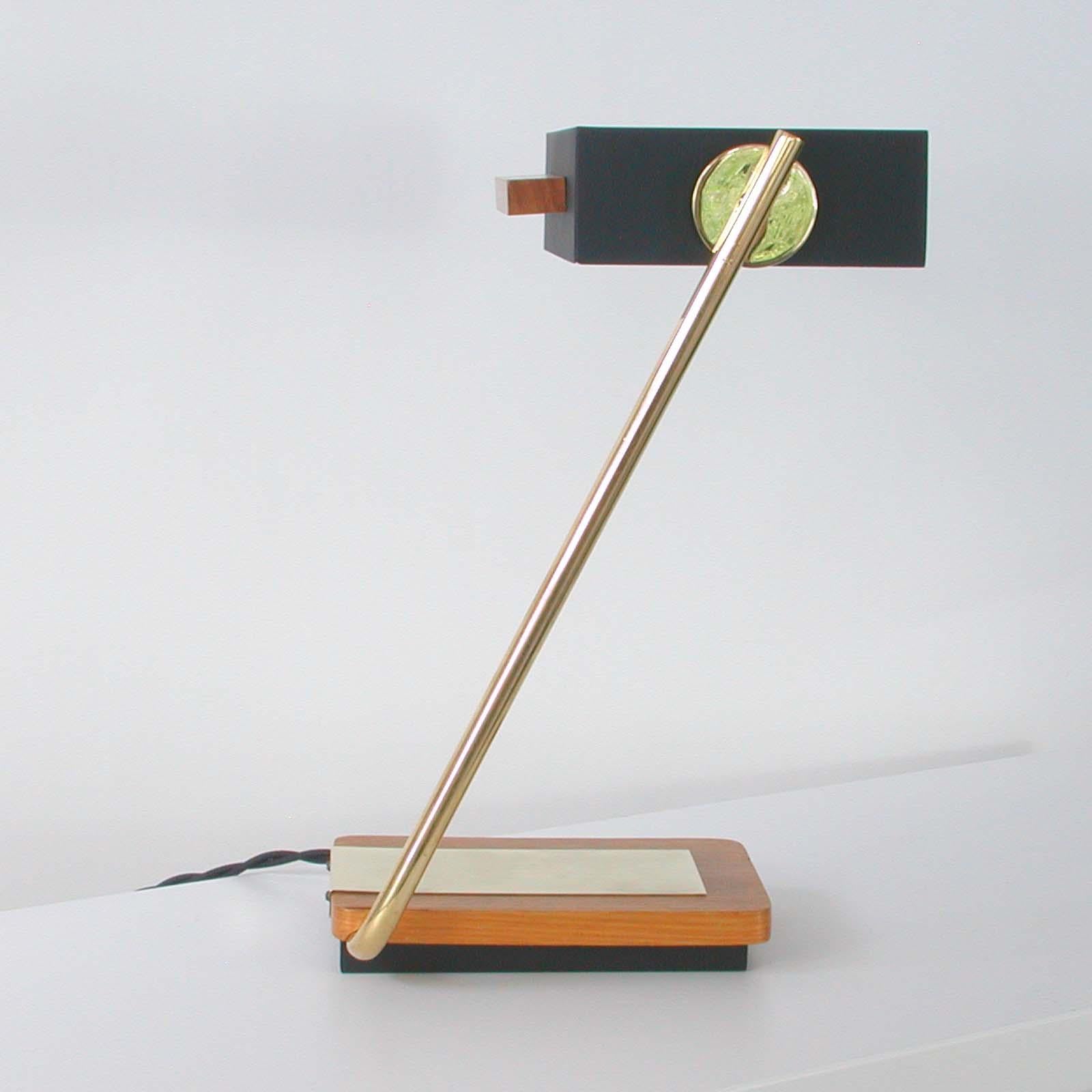 Deutsche kubistische Schreibtischlampe aus Teakholz, Messing und schwarzem Metall von Kaiser Leuchten, 1960er Jahre im Angebot 7