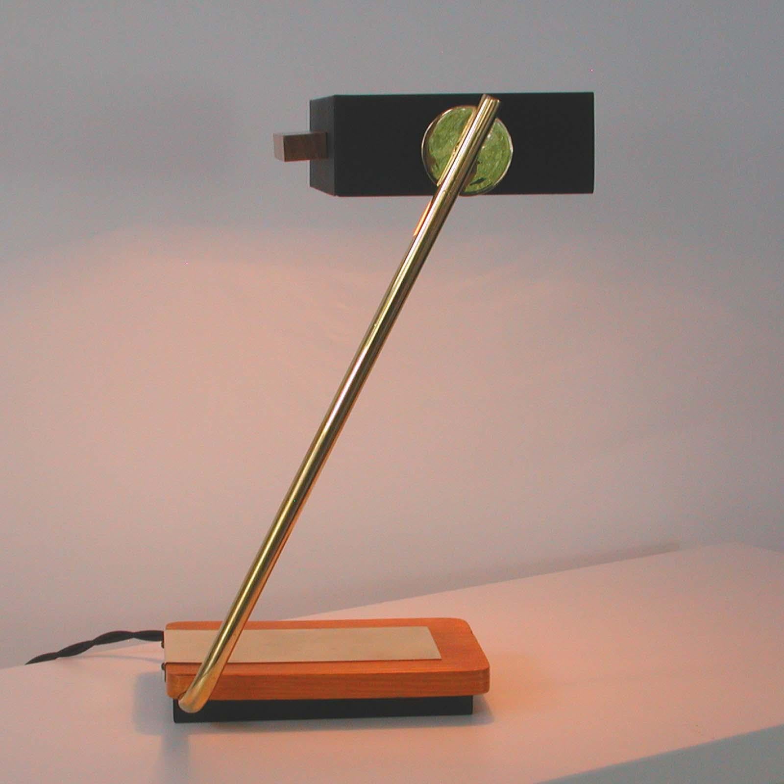 Deutsche kubistische Schreibtischlampe aus Teakholz, Messing und schwarzem Metall von Kaiser Leuchten, 1960er Jahre im Angebot 10