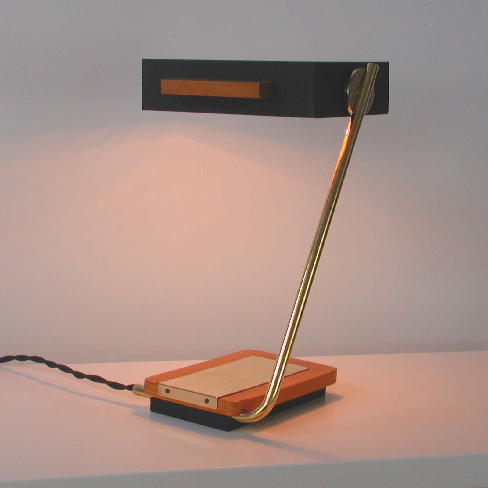 Deutsche kubistische Schreibtischlampe aus Teakholz, Messing und schwarzem Metall von Kaiser Leuchten, 1960er Jahre im Angebot 11