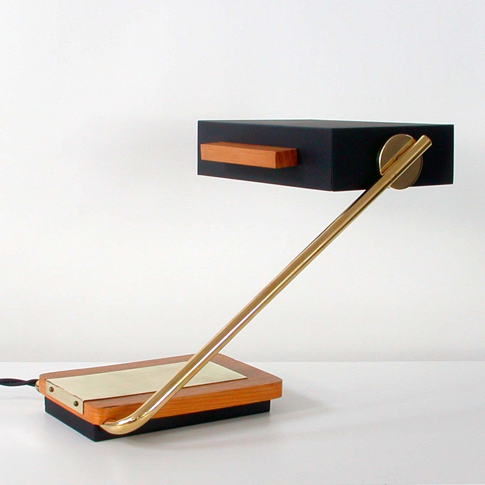 German Teak, Brass and Black Metal Cubist Desk Lamp by Kaiser Leuchten, 1960s In Good Condition For Sale In NUEMBRECHT, NRW