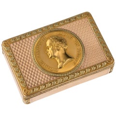 German Three-Colour 18-karat Gold Presentation Medal Snuff Box, circa 1830