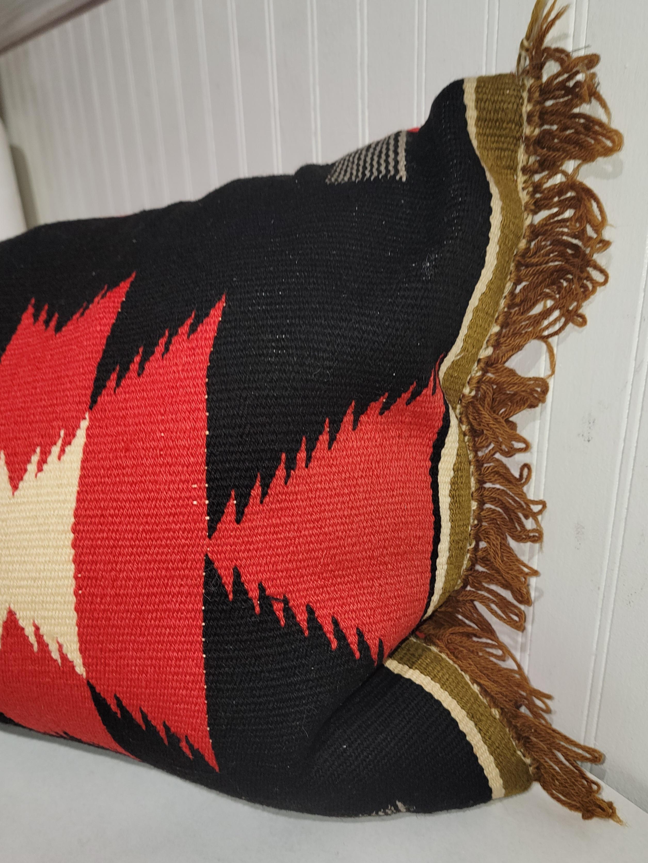 Questa bella Townes americana/indiana tedesca.   Il cuscino bolster in tessitura Navajo è piuttosto raro e si tratta di una coperta da sella trasformata in cuscino. Il supporto è in pelle scamosciata rossa e in condizioni incontaminate.
L'inserto è