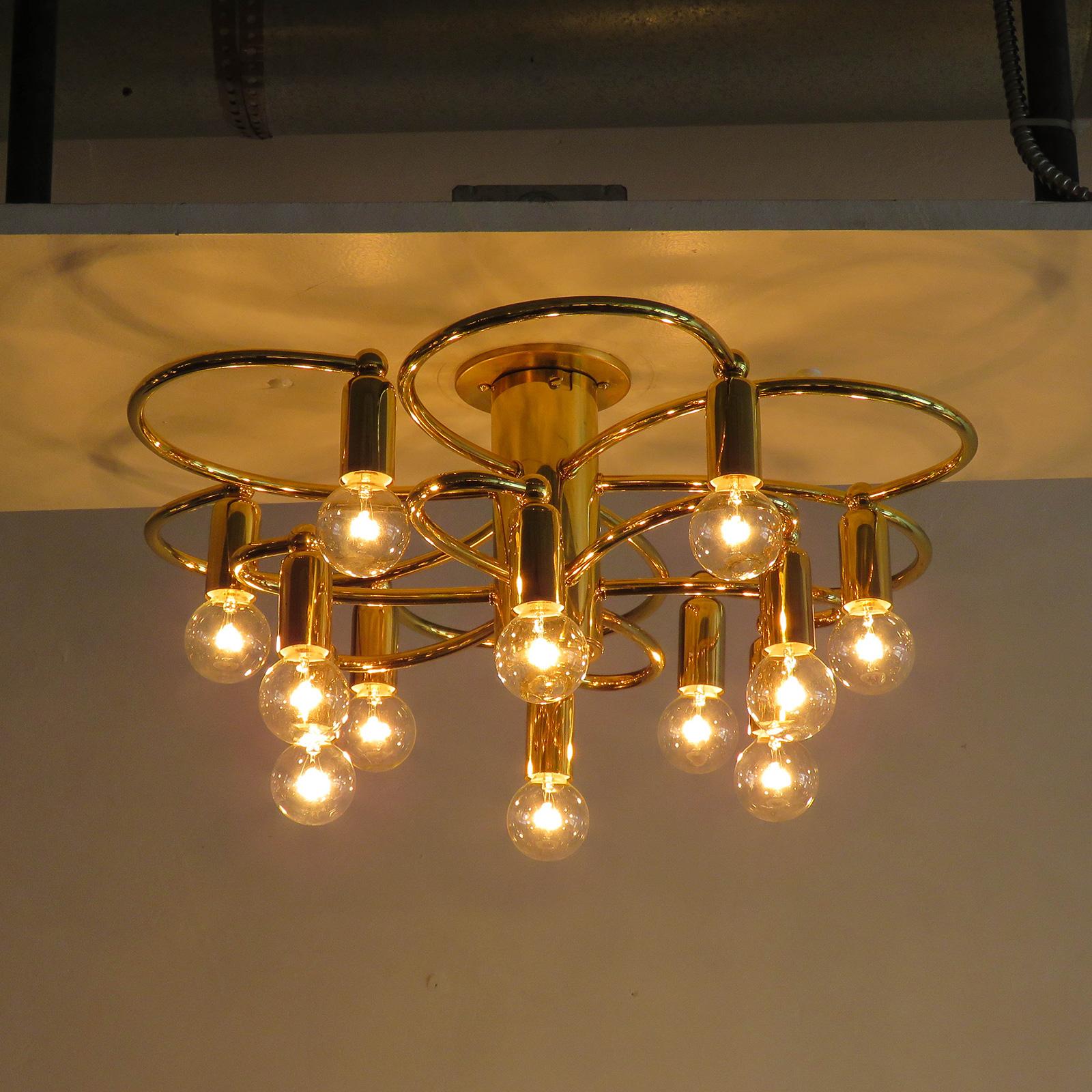 Ottone Lampadario tedesco a dodici bracci di Honsel, 1960 in vendita