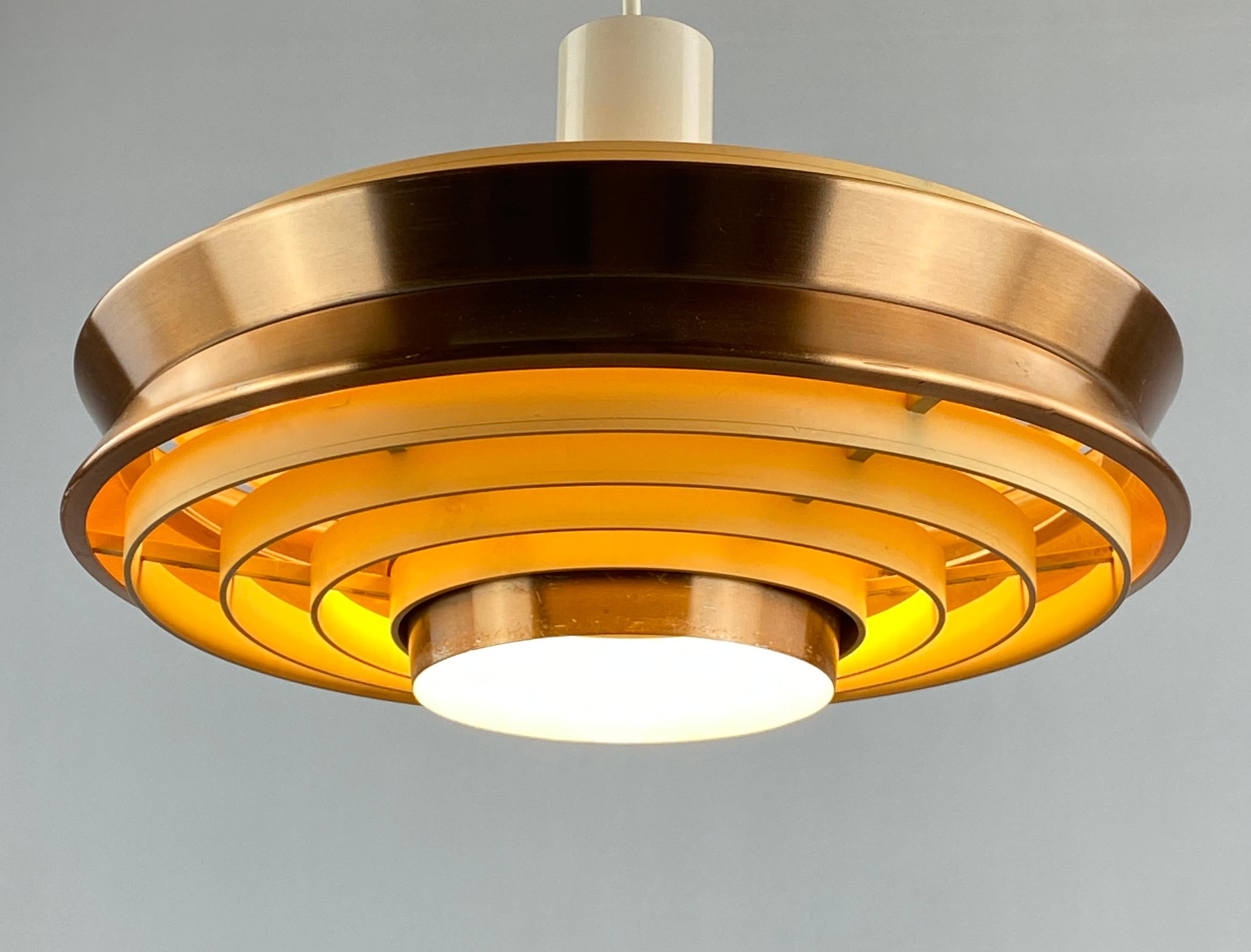 German UFO pendant light made by VEB Metalldrücker Halle from DDR 1970 In Good Condition For Sale In TERHEIJDEN, NB