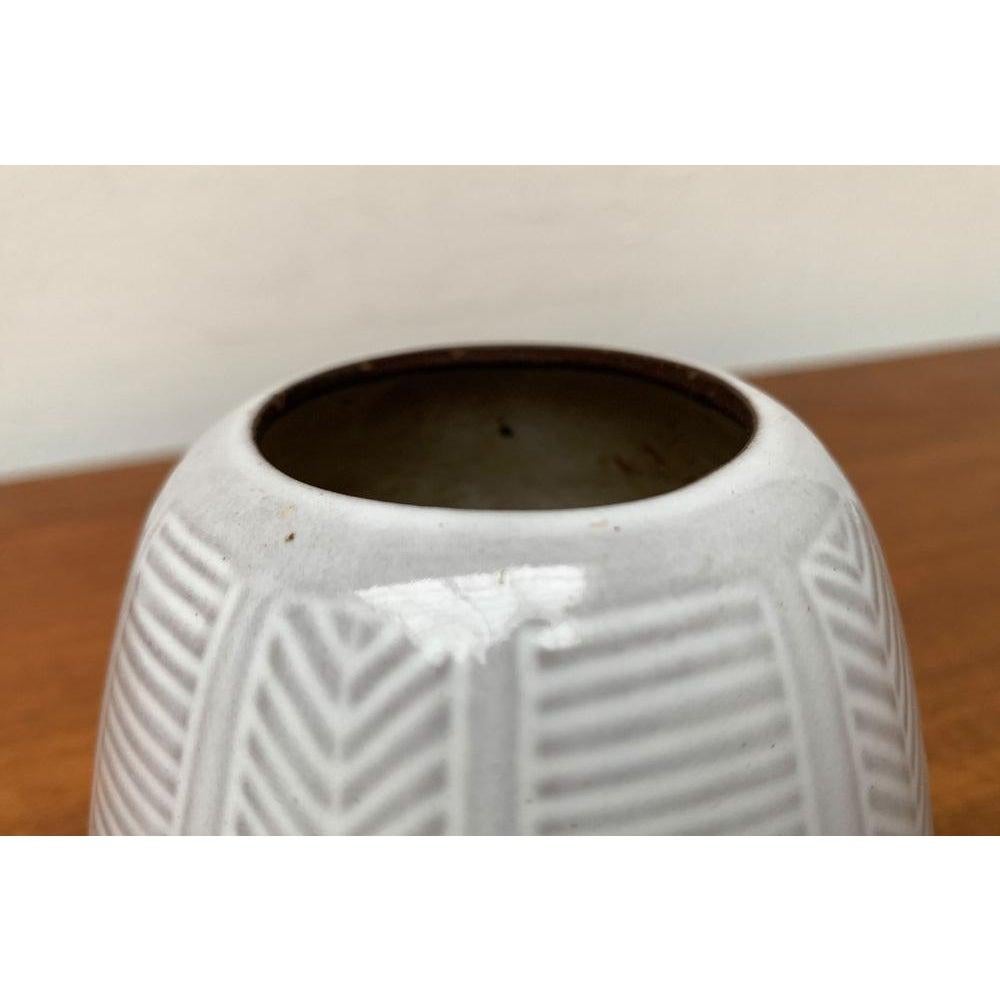 Vaso tedesco di KMK Keramik, anni '60, in ottime condizioni. Progettato tra il 1960 e il 1969 Questo pezzo ha un marchio di attribuzione.

Informazioni aggiuntive:
Materiali: Ceramica
Stile: Medioevo Moderno
Paese di origine: Germania
Colore: