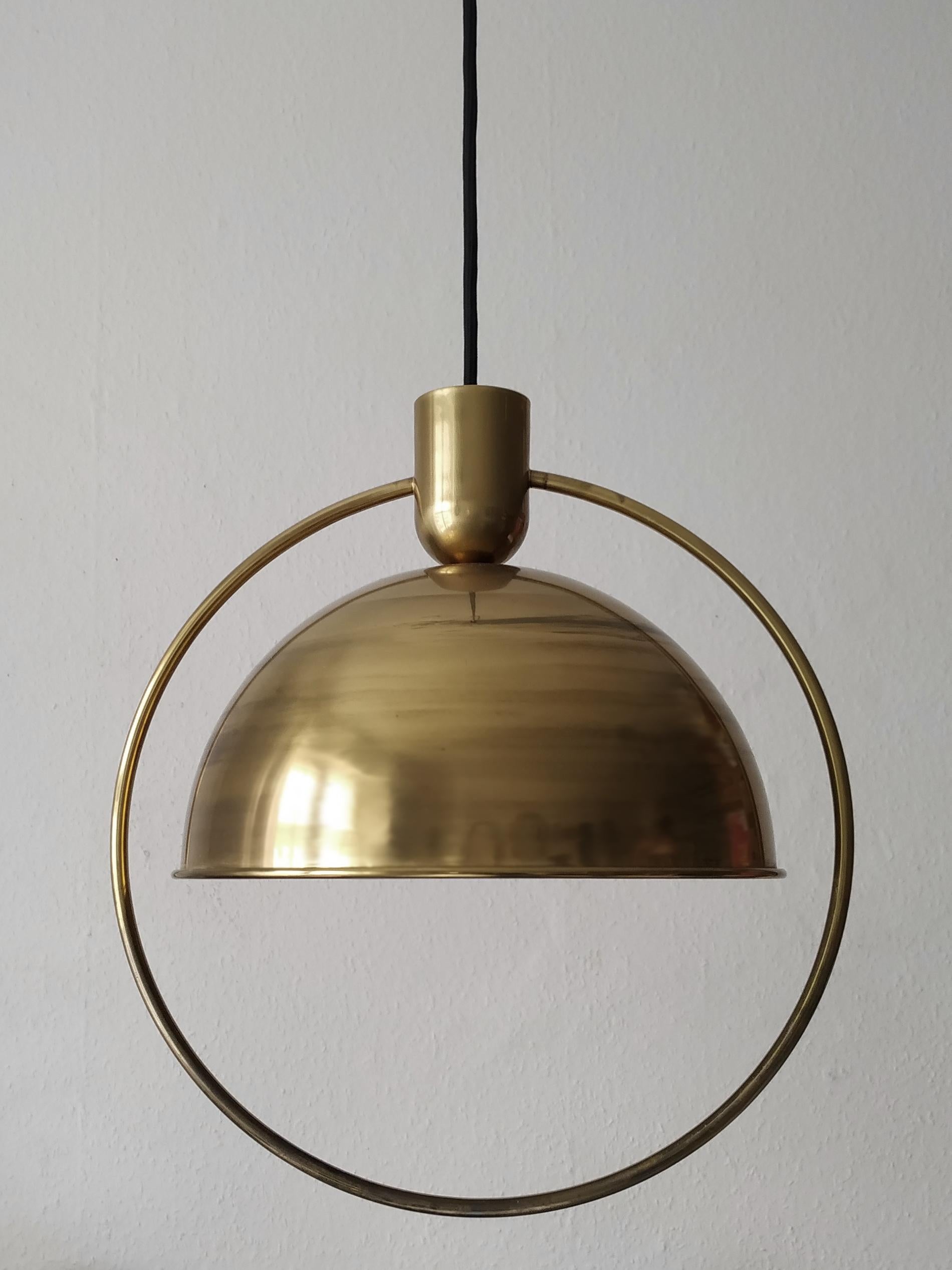 Beautiful adjustable solid brass counterweight pendant light.
Germany, 1960s.
Lamp sockets: One x E27 (US E26)
Measures: Diameter 15