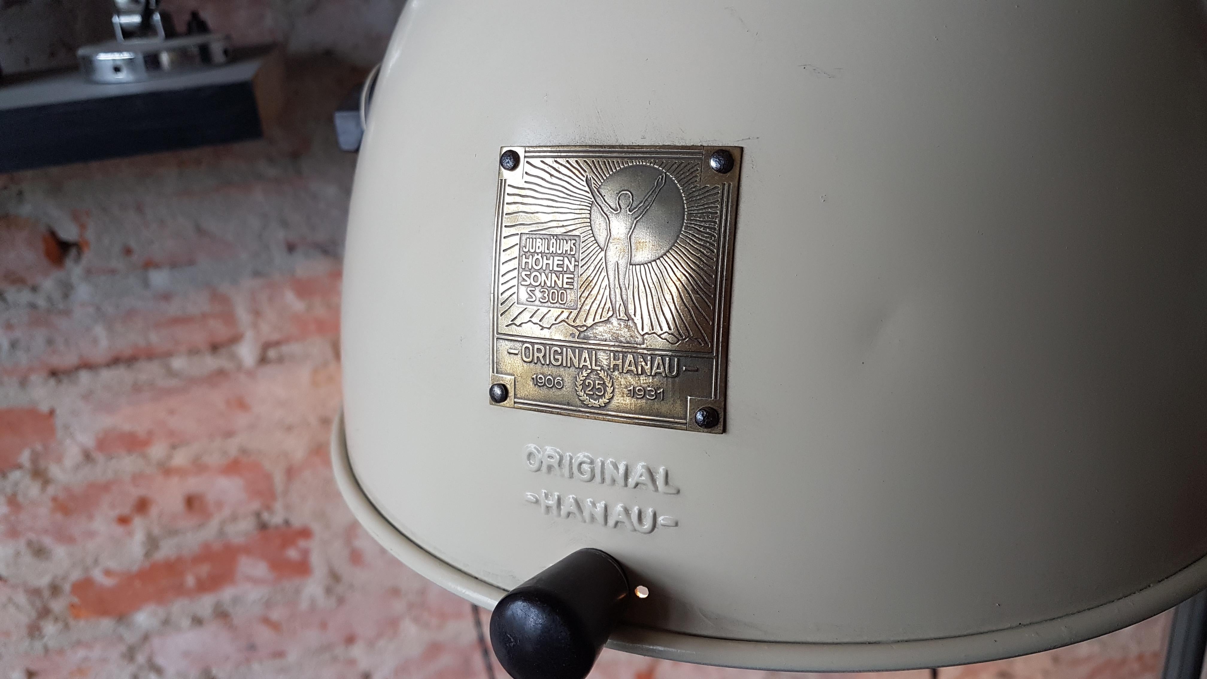 Grand lampadaire industriel par Hanau
Ce rare jubilé SR 300 de l'édition limitée (numéro de série 64570) Original Hanau lampe solaire a été fabriqué en Allemagne en 1931. Il est doté d'une couleur chair, d'un support en métal chromé et de deux