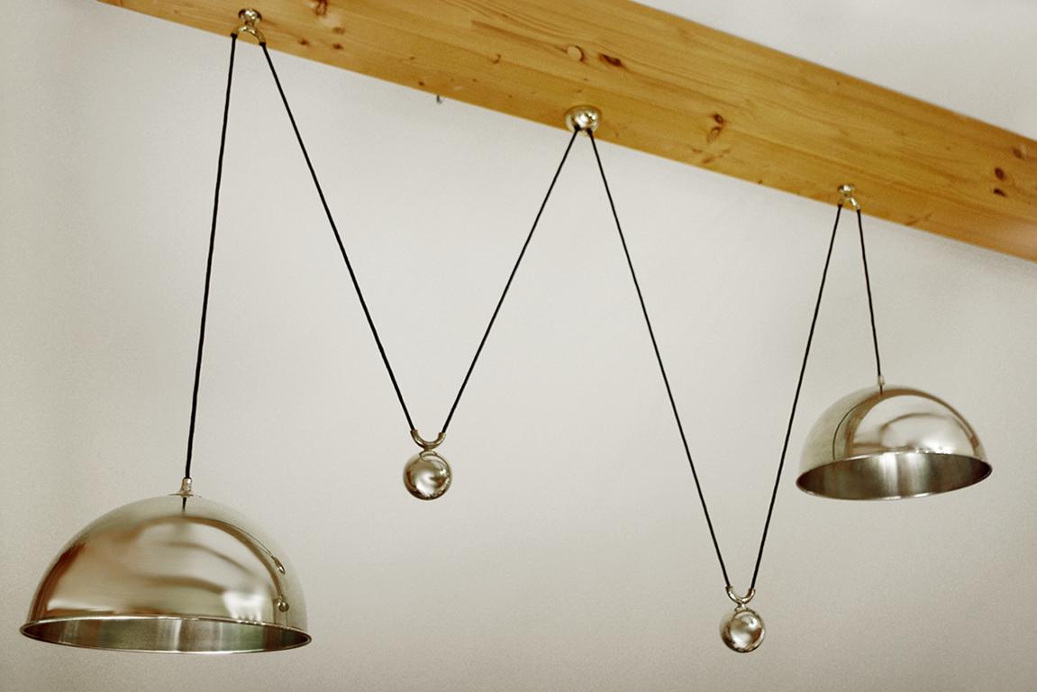 Lampada a sospensione regolabile a doppio tiro.
Germania, anni '70.
Diametro dei paralumi: 37,5 cm L'esterno dei paralumi è lucido e l'interno è spazzolato.
Attacchi per lampade: E27.