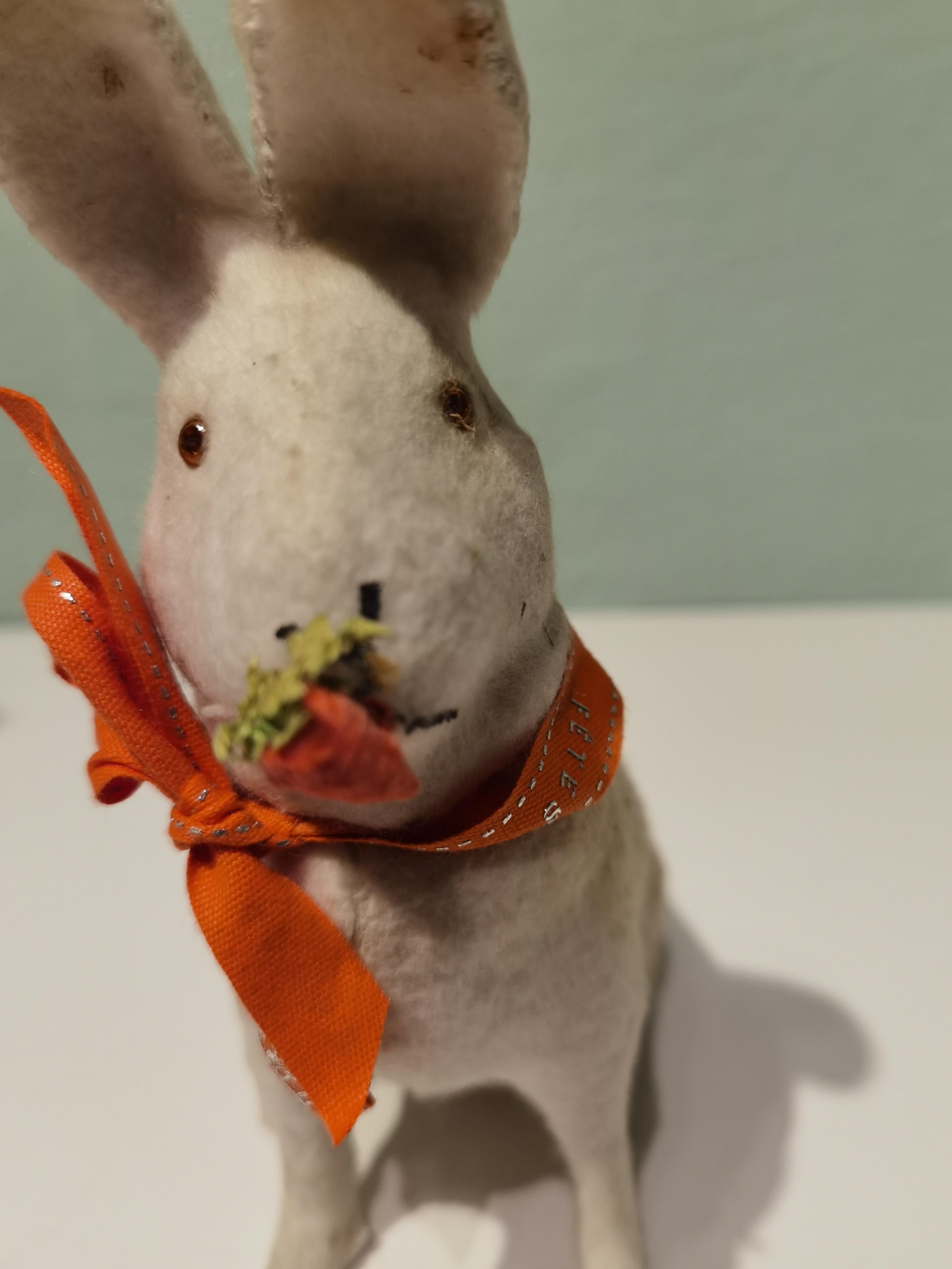 Boîte à bonbons vintage en forme de lapin de Pâques. Figurine de lapin de Pâques en papier mâché du 50e recouverte de tissu de couleur crème. Peint à la main et décoré d'un carot dans la bouche. La tête peut être détachée pour être remplie de