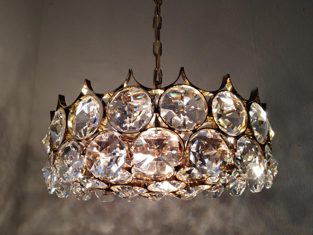 Wonderful crystal glass and gold-plated brass pendant chandelier by Palwa (Palme & Walter).
Germany, 1960s.
Measures:
Diameter 17.5 in
Height (body) 9 in.
Lamp sockets: 7.

 