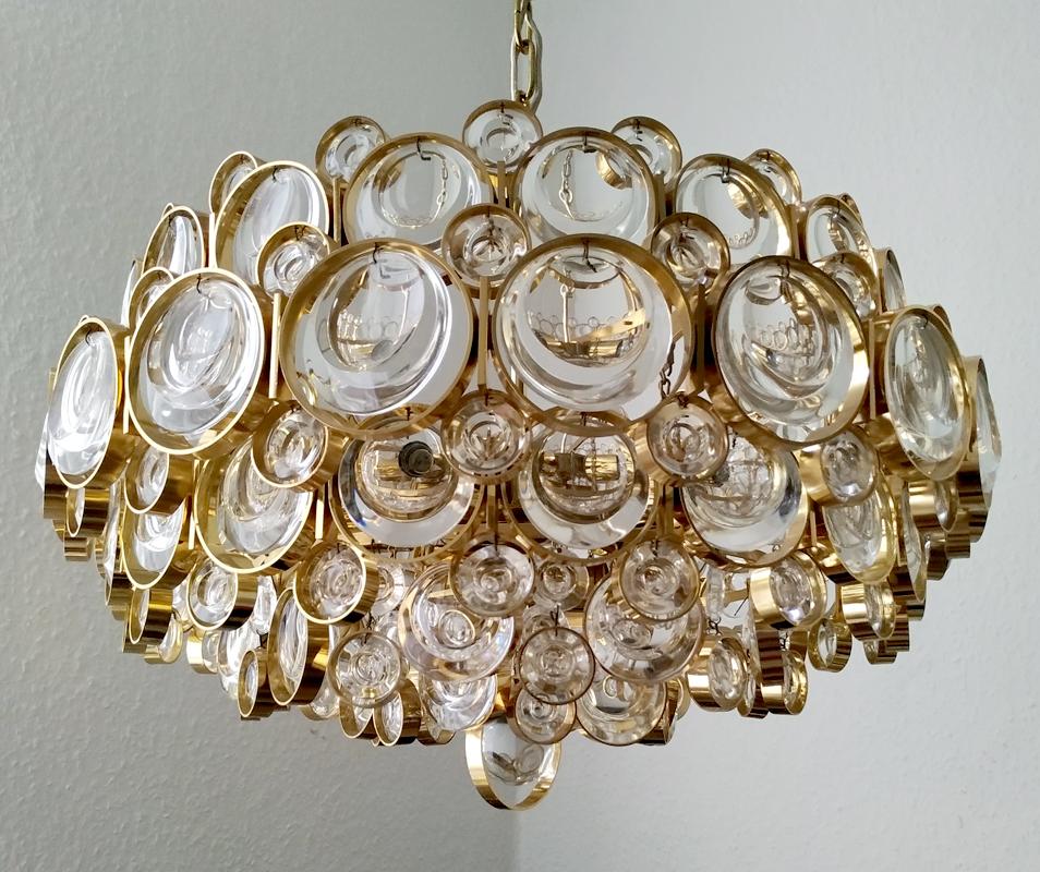 Wonderful optical crystal glass and gold-plated brass pendant chandelier.
Germany, 1960s.
Measures:
Diameter 19.7 in
Height (body) 12 in.
Current total height: 27.5 in
Lamp sockets: 7.


