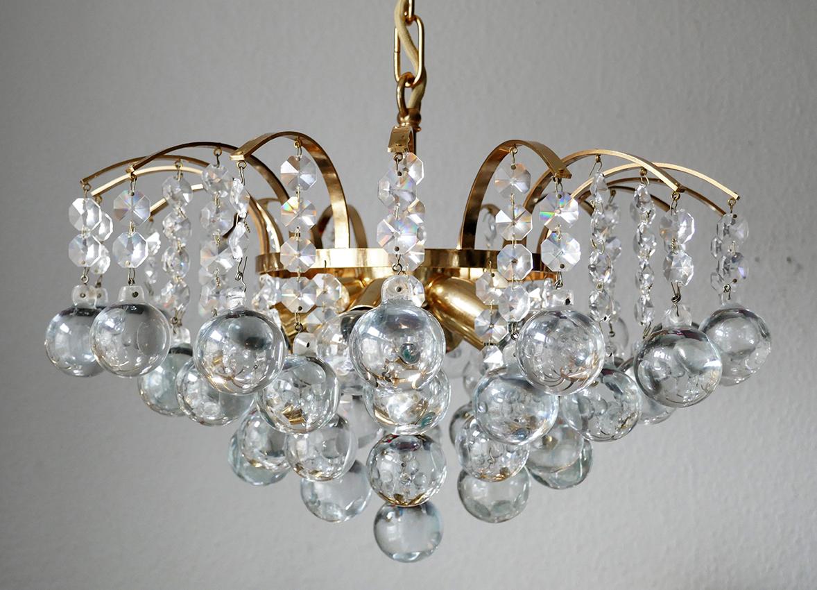 Beautiful gold-plated brass and crystal glass drops/globes chandelier.
Germany, 1960s.
Height (Body): 12 in
Lamp sockets: 6.
      

   