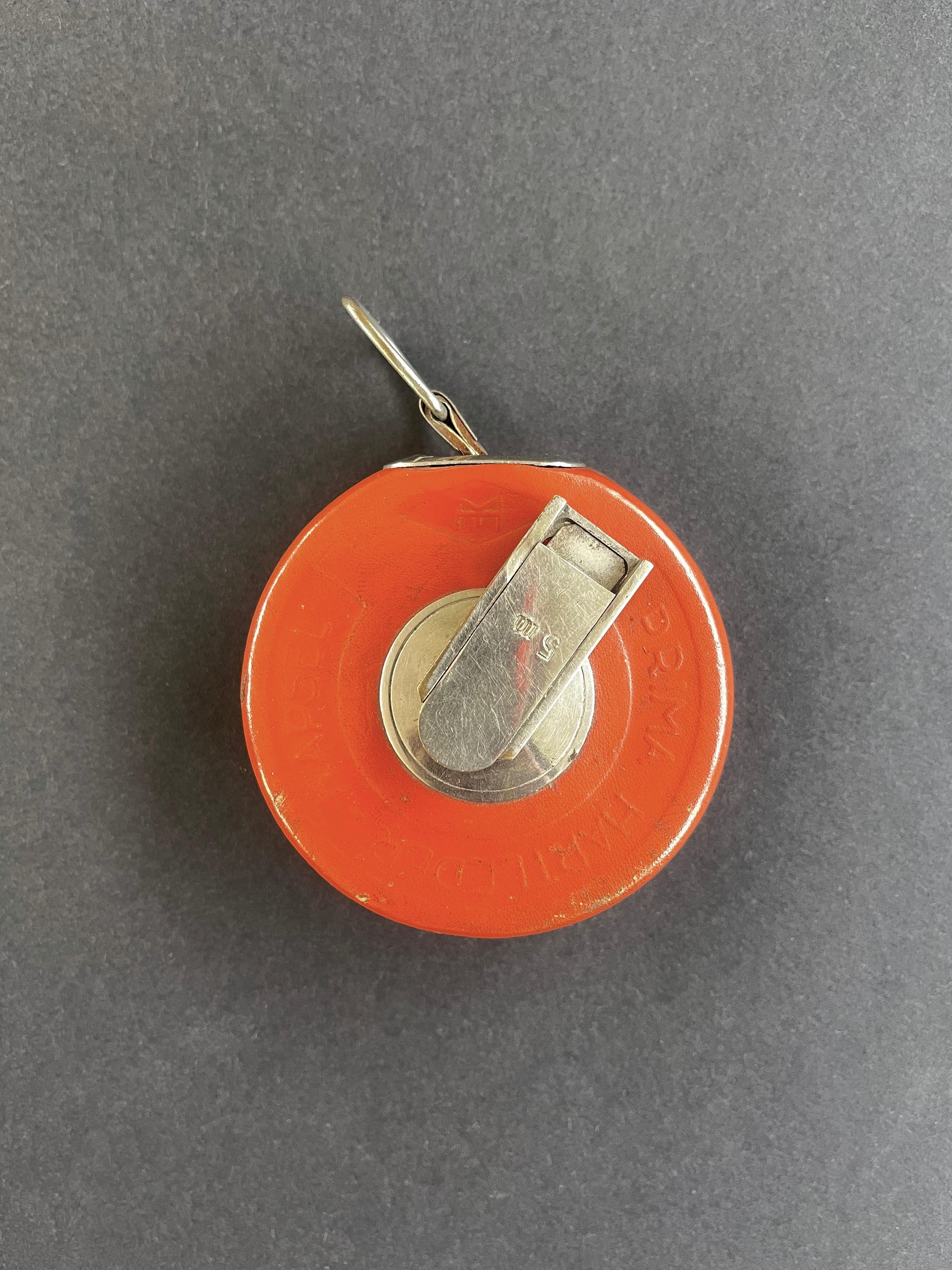 Metro a nastro di altissima qualità e dal design minimalista in un solido involucro di pelle.
Tra la fine degli anni '30 e gli anni '40, la Germania.
Le cuciture robuste e la pelle ricordano Hermès ed è davvero decorativa.

Spesso utilizzato dagli