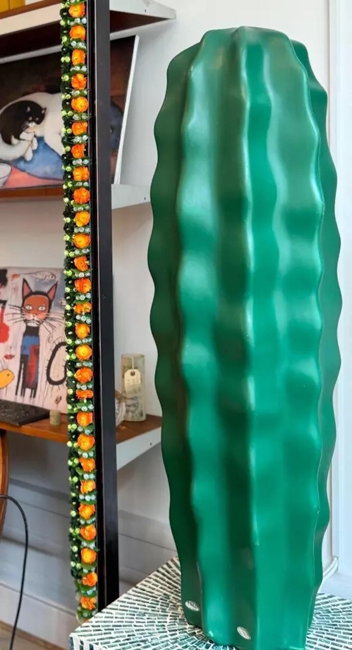 Die Flototto Sucu 'Cactcus' Stehleuchte hat ein einzigartiges Cactcus-Design. Sie ist aus Polypropylen hergestellt und hat ein sehr haltbares Äußeres.

 Entworfen von Art Nowo und hergestellt von Elmar Flötotto, Rietberg, Deutschland in den 1990er -