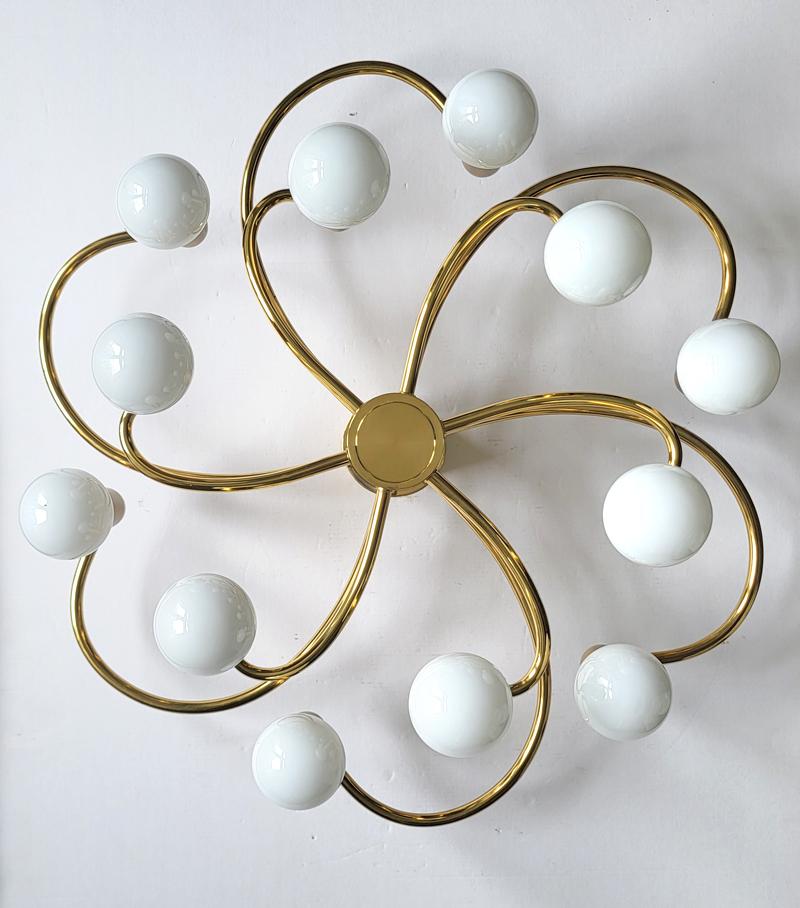Magnifique lustre sculptural en laiton.
Allemagne, années 1970.
Expédition sans ampoules.