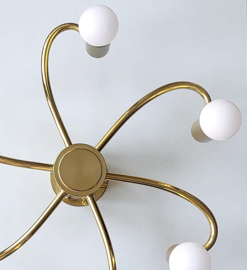 Bellissimo lampadario scultoreo in ottone.
Germania, anni '70.
Spedizione senza lampadine.
