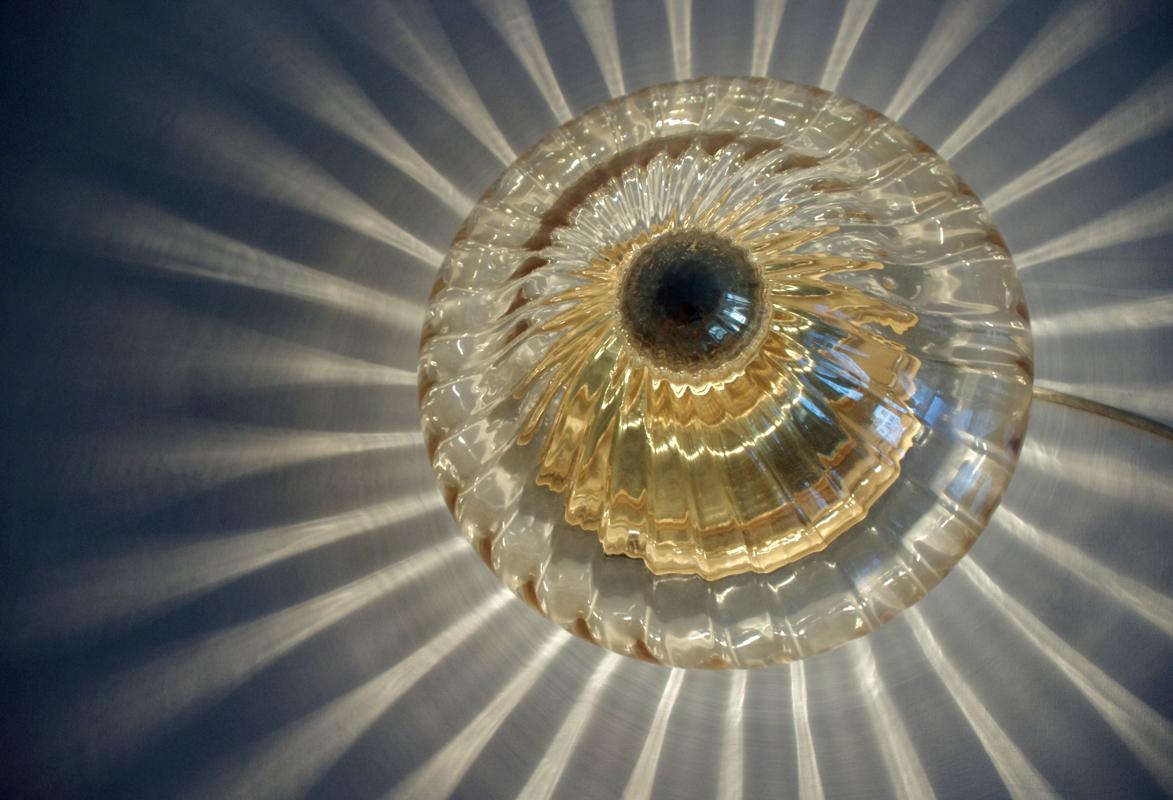 Magnifique encastrement en verre struktur avec raccord en laiton.
Allemagne, années 1960.

  