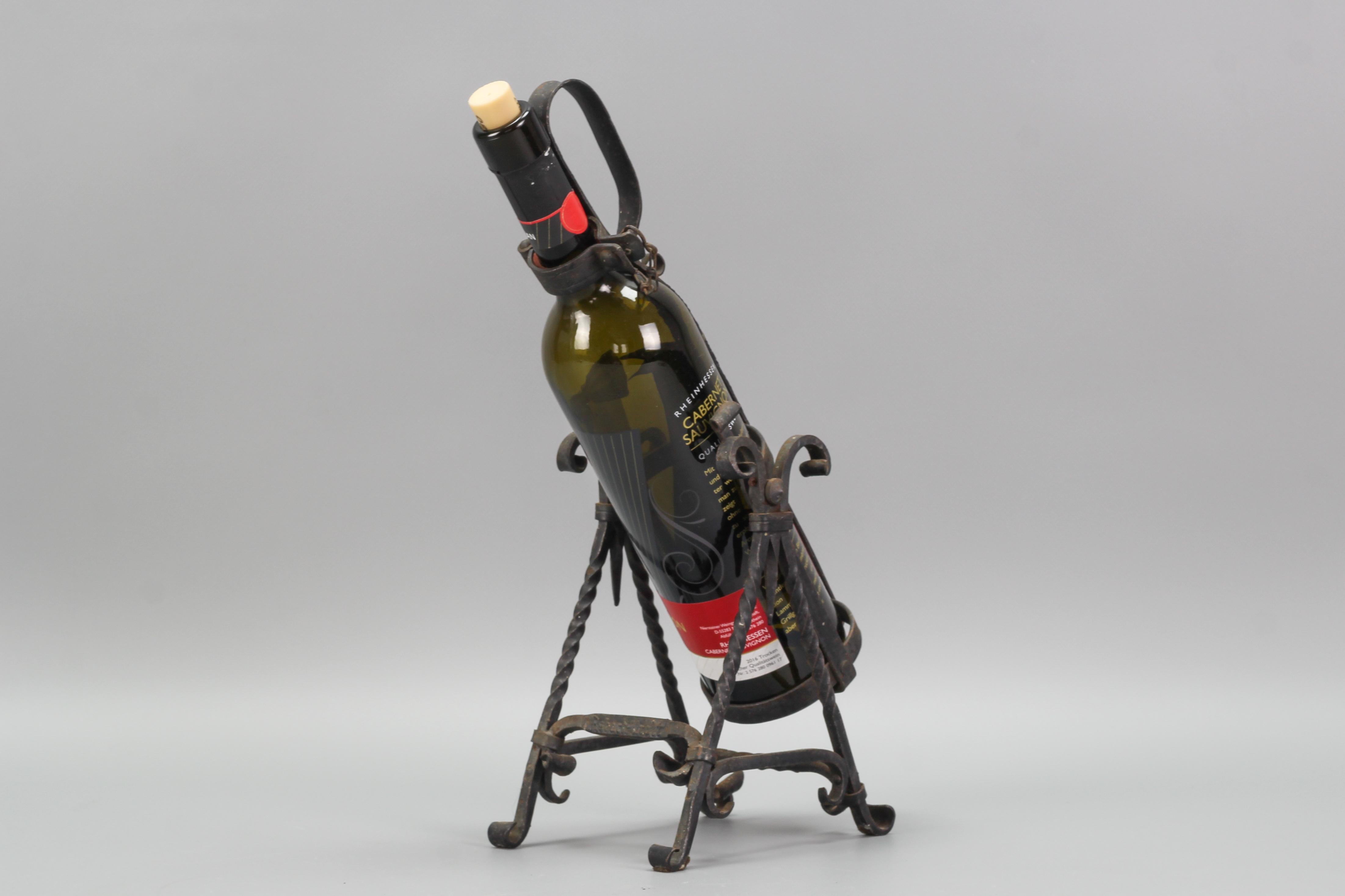 German Vintage Wrought Iron Bottle Cradle Pourer, 1970s In Good Condition For Sale In Barntrup, DE