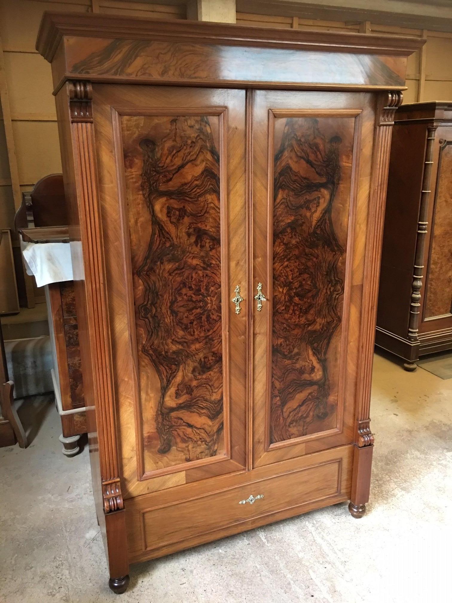 Amazing Gründerzeit cabinet made of stunning walnut burl wood. This 1880s masterpiece from Bonn, Germany was crafted with plenty attention to detail and got restored by our experts by hand with shellac lacquer in a lot of hours of work. The cabinet
