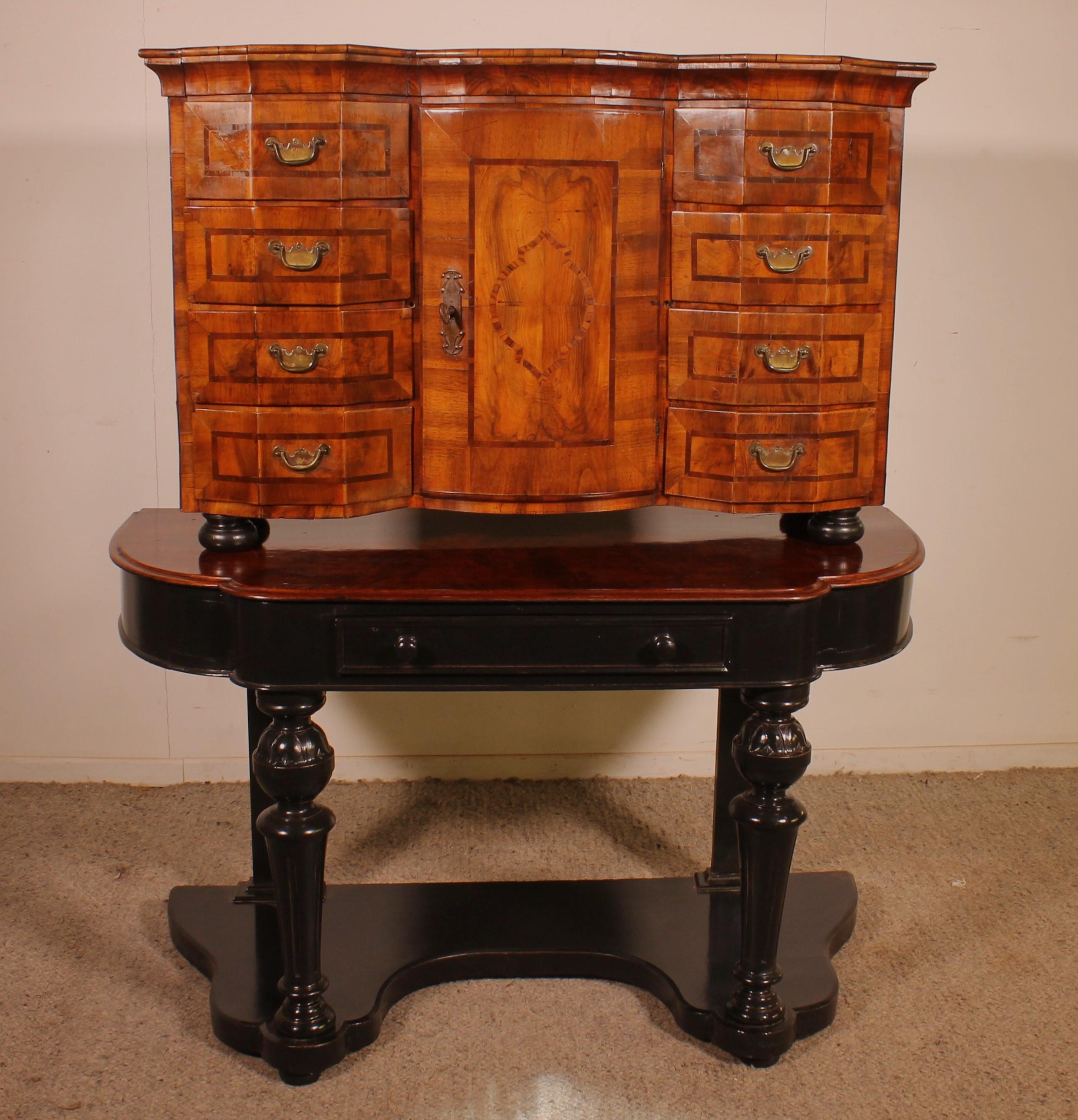Splendido armadio in noce tedesco del XVIII secolo
Bellissimo mobile in due parti in intarsio di noce e radica di noce del periodo Luigi XIV/inizio 18° secolo.

La parte inferiore è una console in legno annerito del XIX secolo. Il piano è in radica