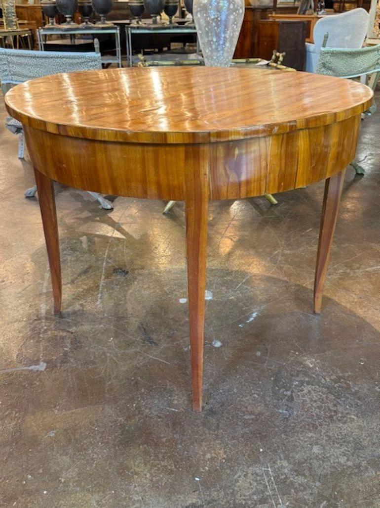 Mesa central Biedermeier alemana de nogal del siglo XIX. Estás explorando una pieza que encarna la sencillez refinada y la maestría artesanal: las mesas de centro de nogal Biedermeier alemanas del siglo XIX son conocidas por sus elegantes