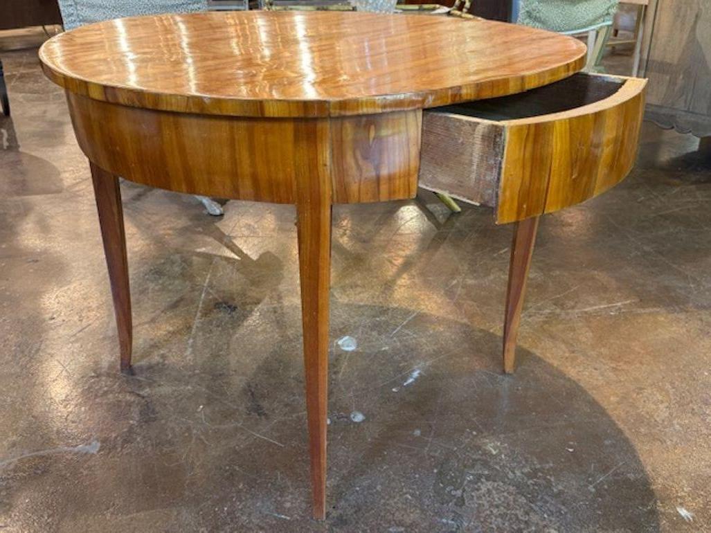 Mesa central de nogal alemán siglo XIX en venta
