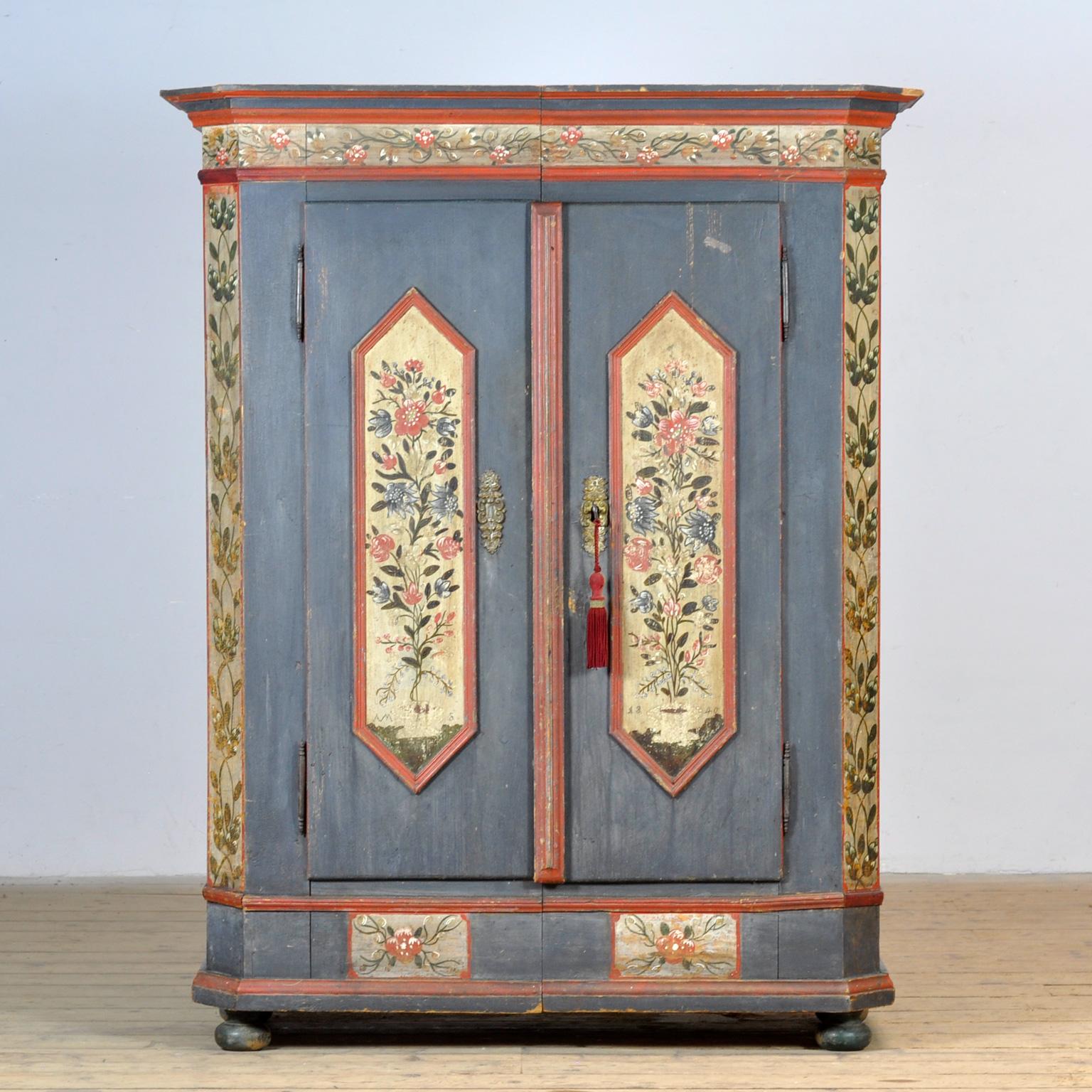 Un magnifique coffre en pin provenant d'une région rurale du sud de l'Allemagne et datant de 1840. À l'origine, il s'agissait d'un cadeau de mariage. Ce coffre est peint à la main dans des couleurs vives. Il possède ses charnières et sa serrure/clé