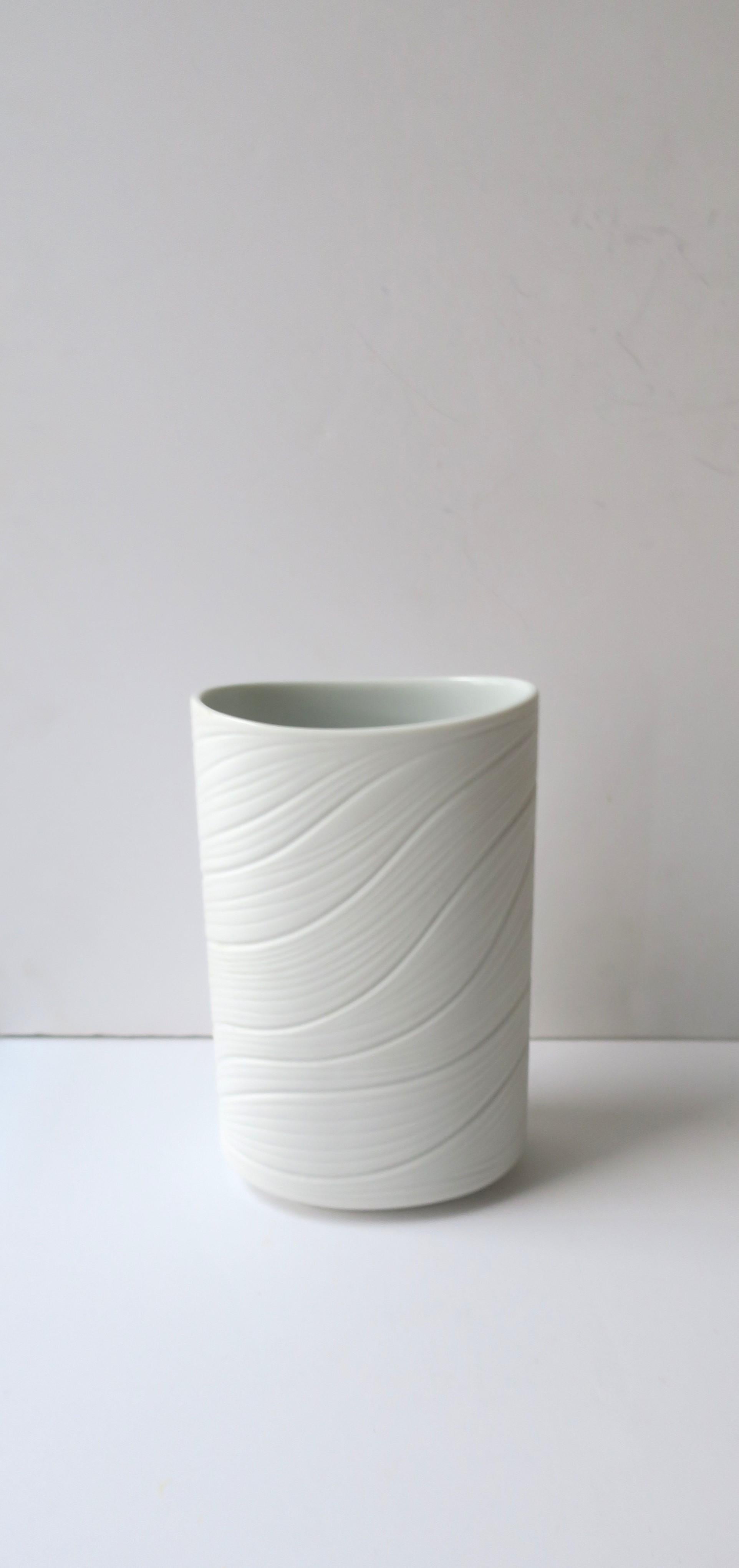 Organique Vase allemand en porcelaine blanche mate de Rosenthal Studio Line en vente