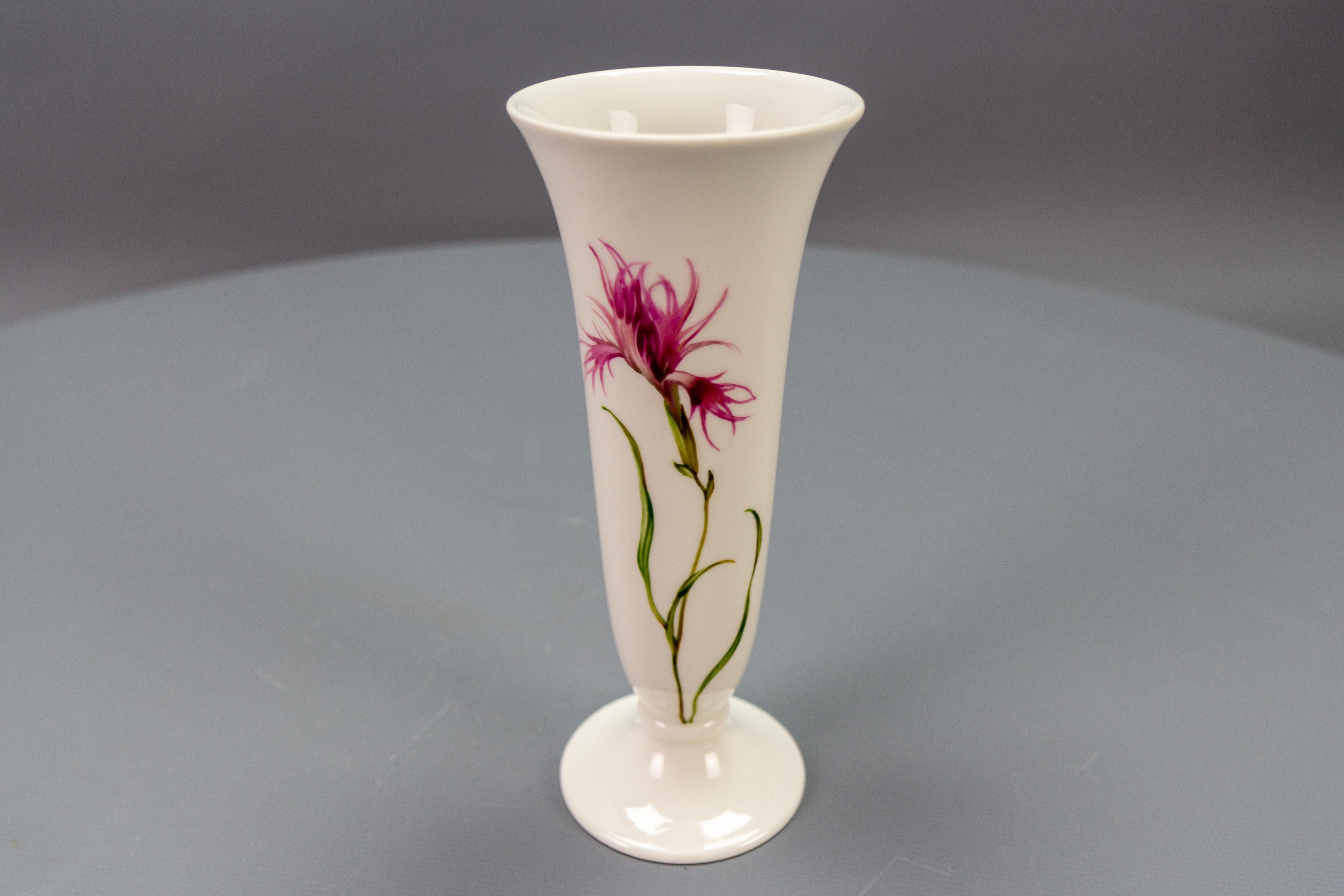 Deutsche Vase aus weißem Porzellan mit rosa Federschnitzereien und Karnevalsblumen von Hutschenreuther im Angebot 1