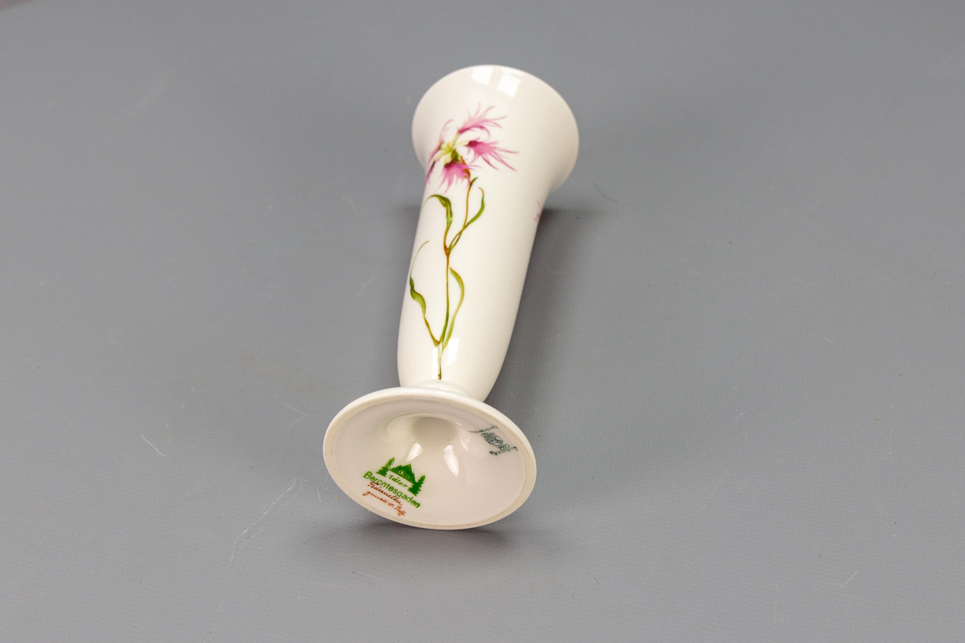 Deutsche Vase aus weißem Porzellan mit rosa Federschnitzereien und Karnevalsblumen von Hutschenreuther im Angebot 6