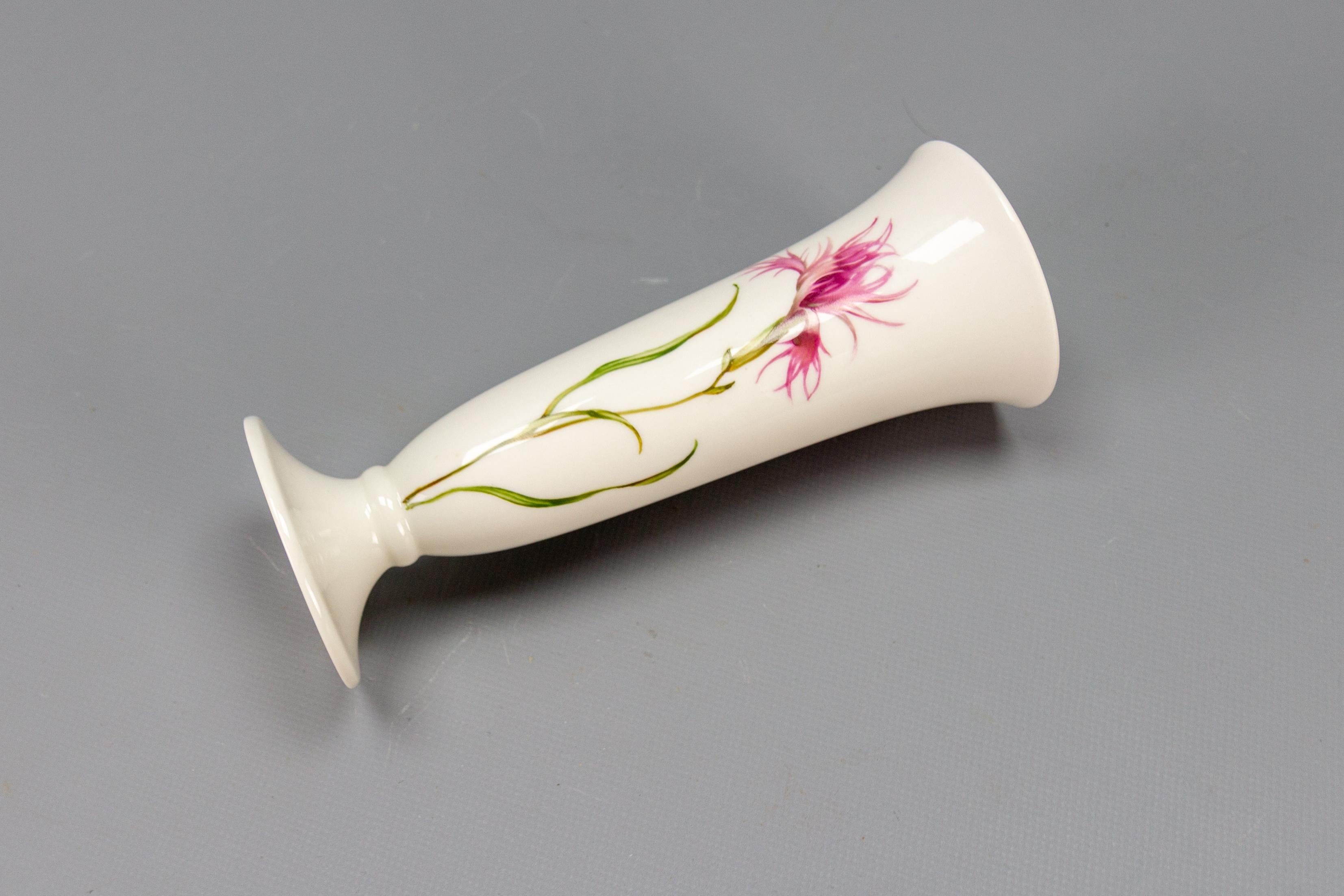 Deutsche Vase aus weißem Porzellan mit rosa Federschnitzereien und Karnevalsblumen von Hutschenreuther im Angebot 7