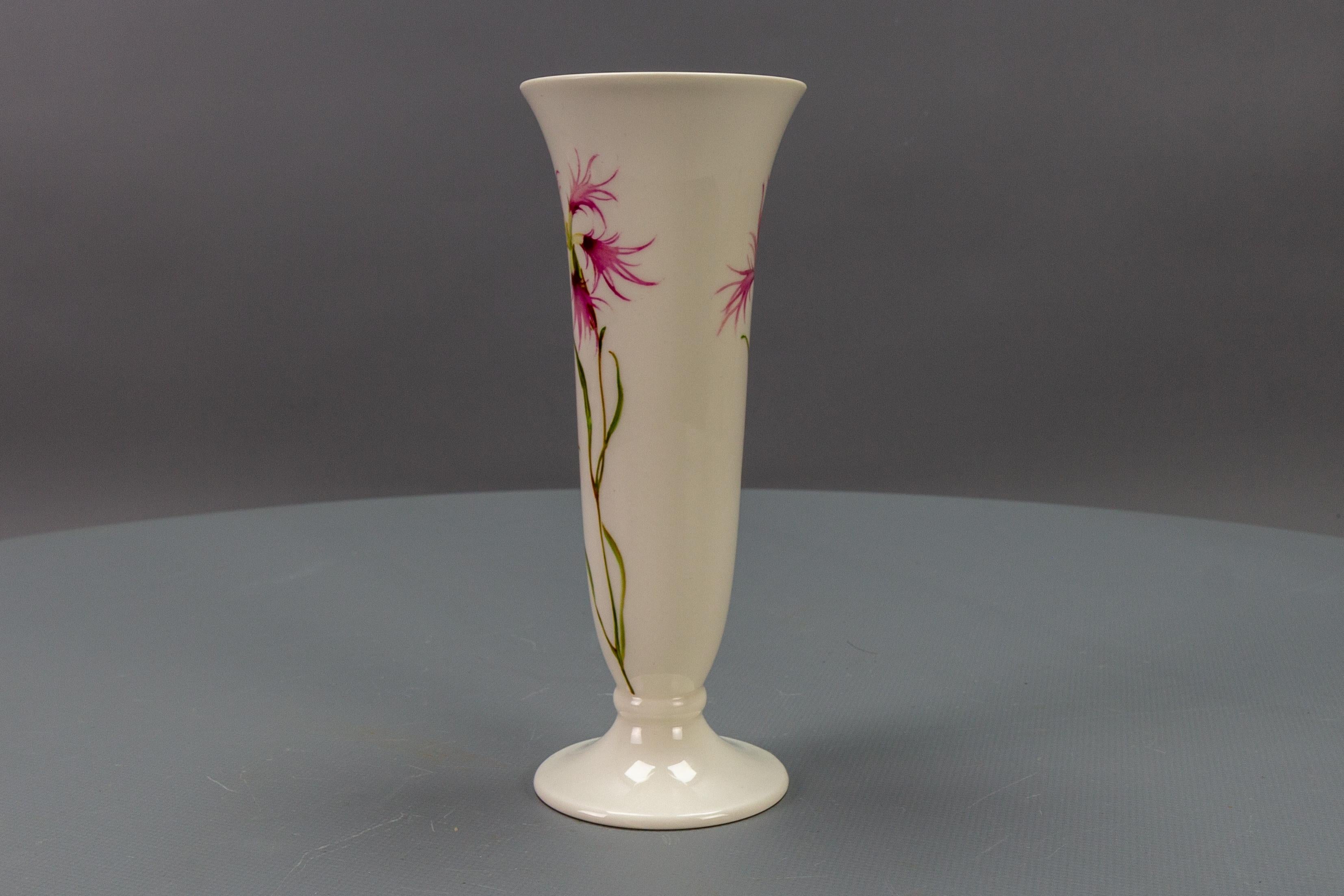 German White Porcelain Vase Pink Feather Carnation Flower by Hutschenreuther In Good Condition For Sale In Barntrup, DE
