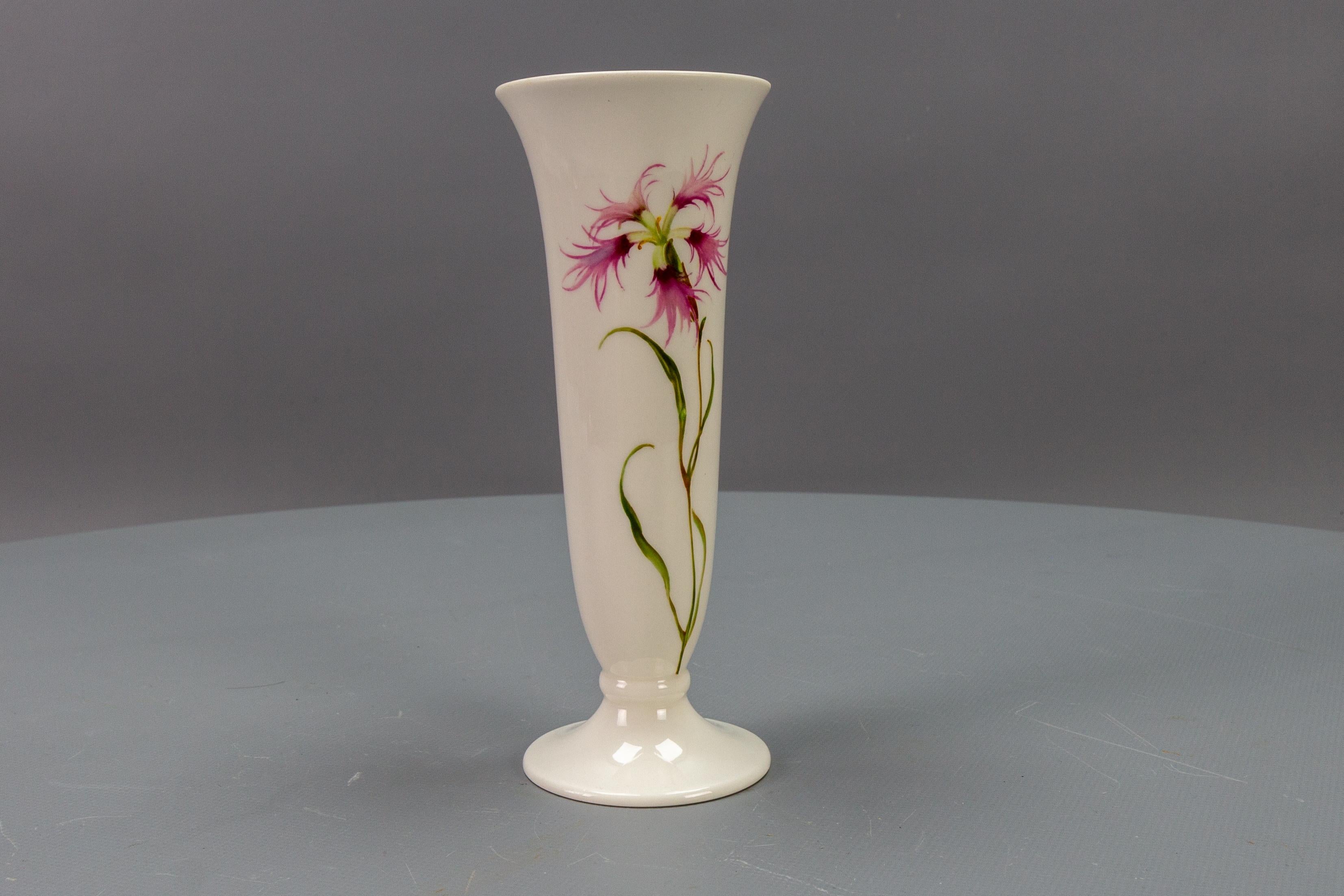 Deutsche Vase aus weißem Porzellan mit rosa Federschnitzereien und Karnevalsblumen von Hutschenreuther (Handbemalt) im Angebot