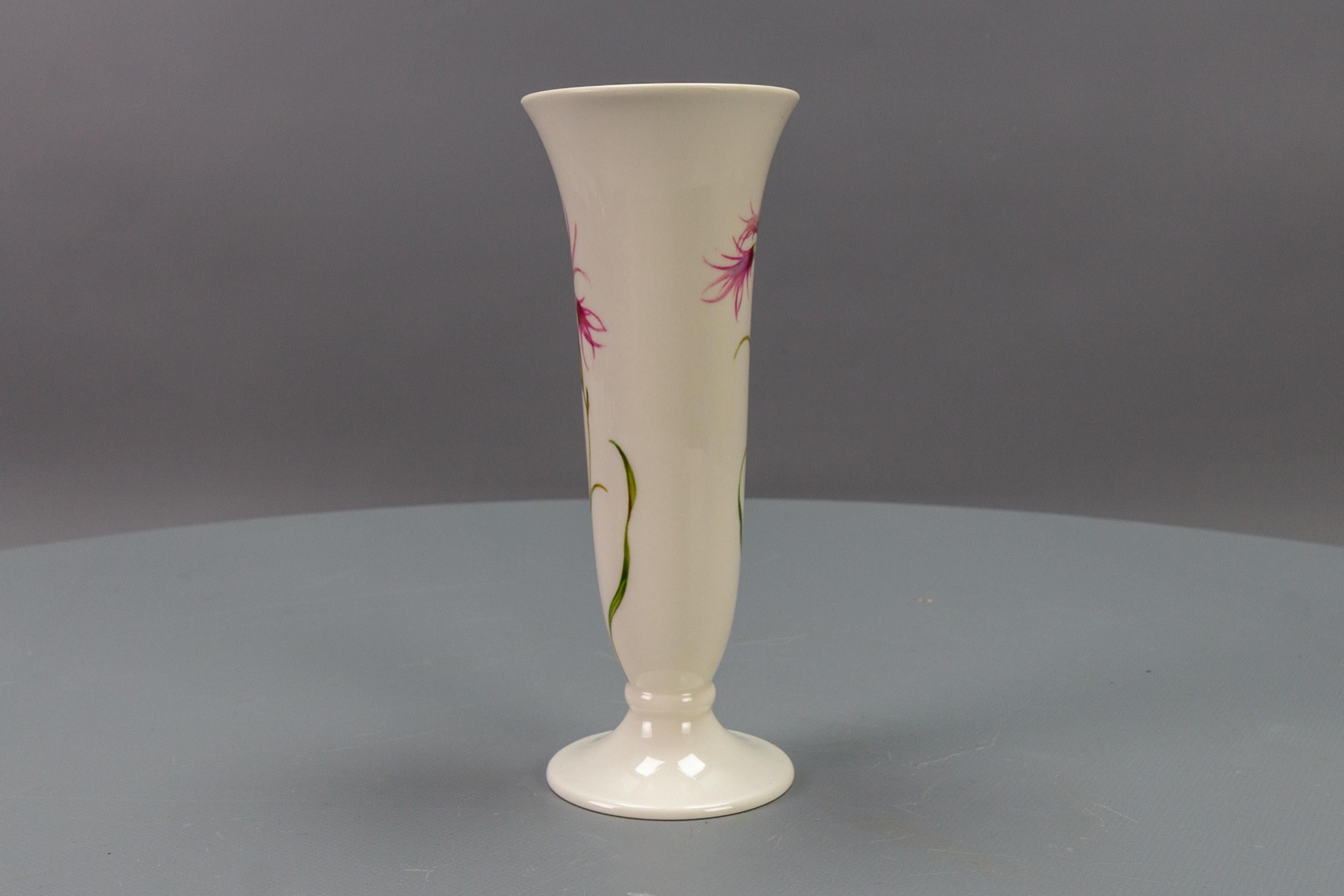 Deutsche Vase aus weißem Porzellan mit rosa Federschnitzereien und Karnevalsblumen von Hutschenreuther im Zustand „Gut“ im Angebot in Barntrup, DE