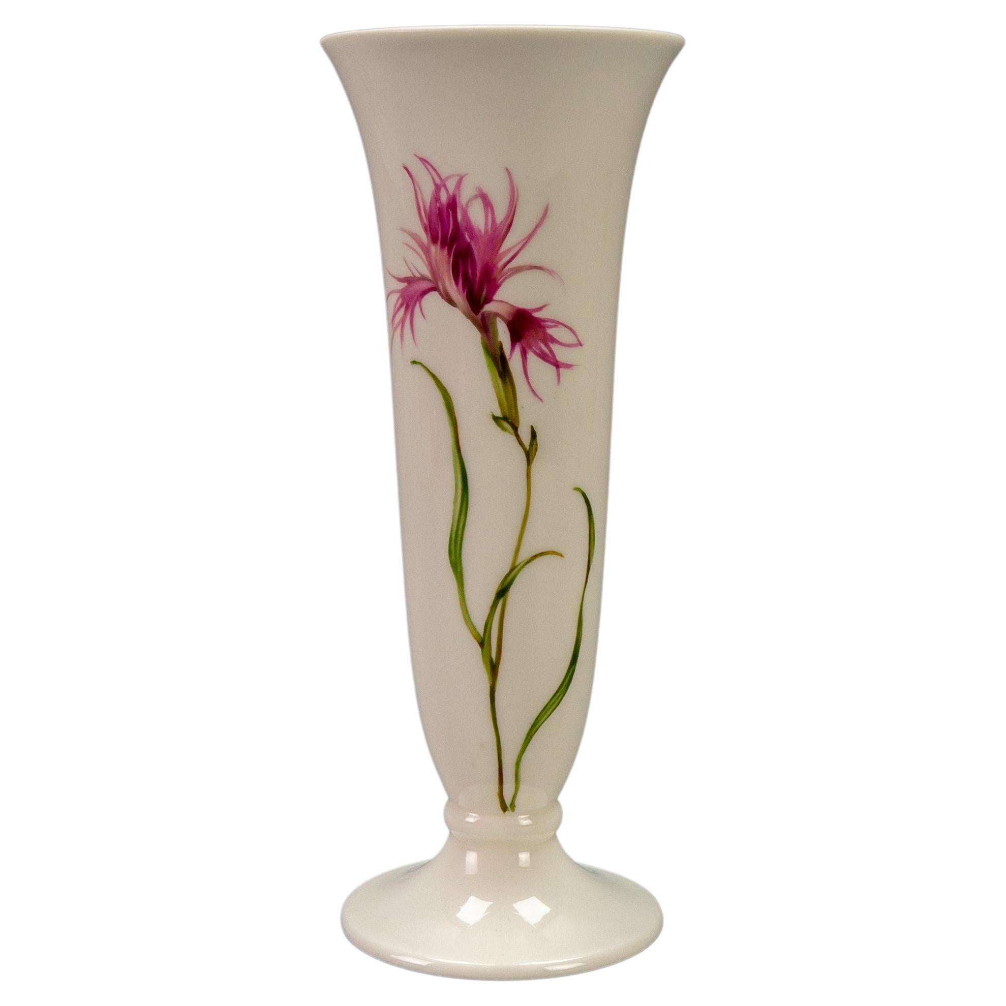 Vase allemand en porcelaine blanche à plumes roses attribuée à Hutschenreuther