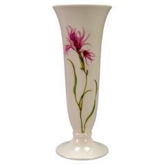 Vase allemand en porcelaine blanche à plumes roses attribuée à Hutschenreuther