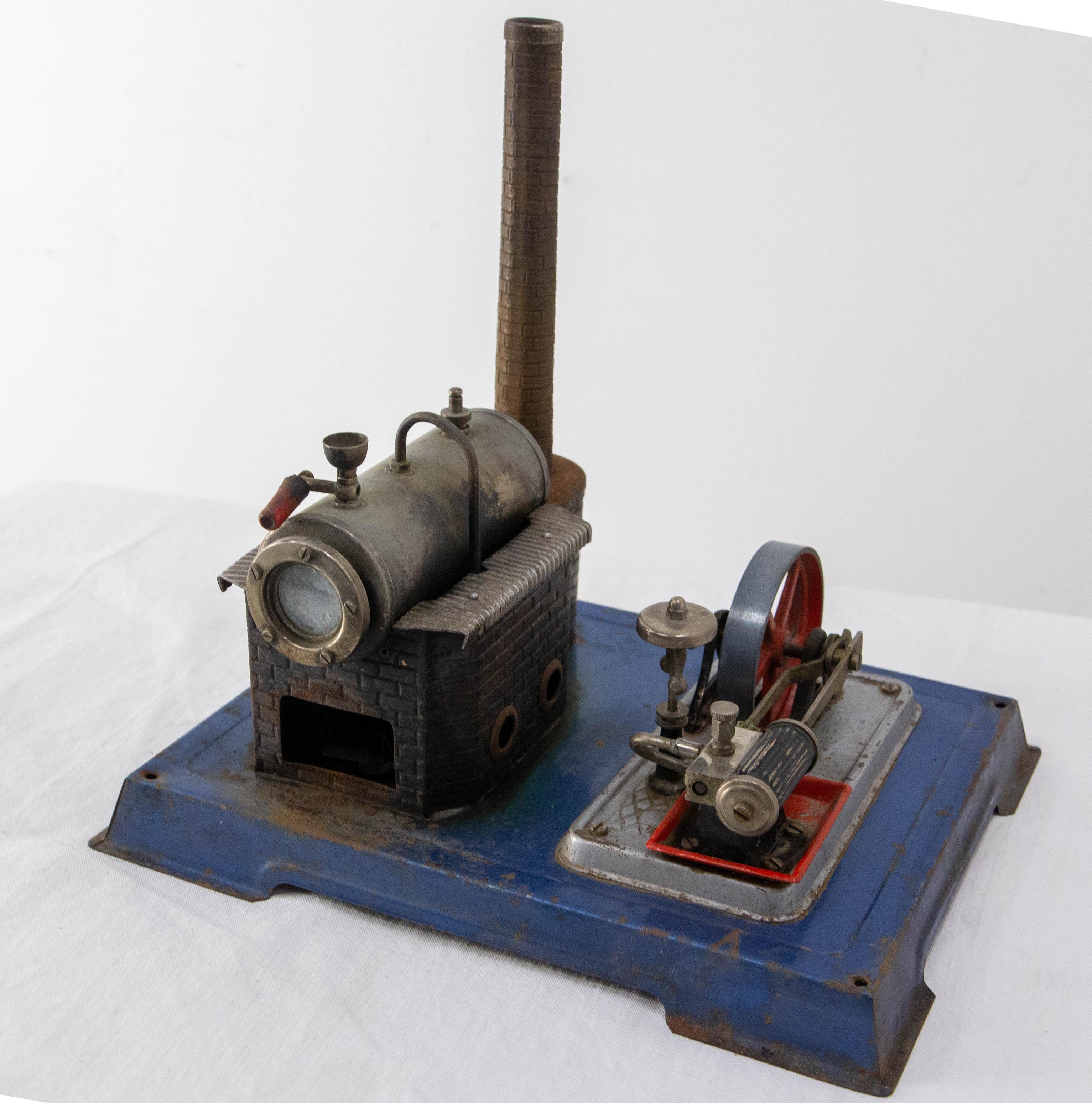 Motore a vapore giocattolo per bambini in lamiera di metallo della ditta tedesca Wilesco.
Il motore a vapore poteva funzionare come una vera macchina a vapore.
Se guardi la base del forno puoi vedere tracce di utilizzo: qualcuno ha acceso un fuoco