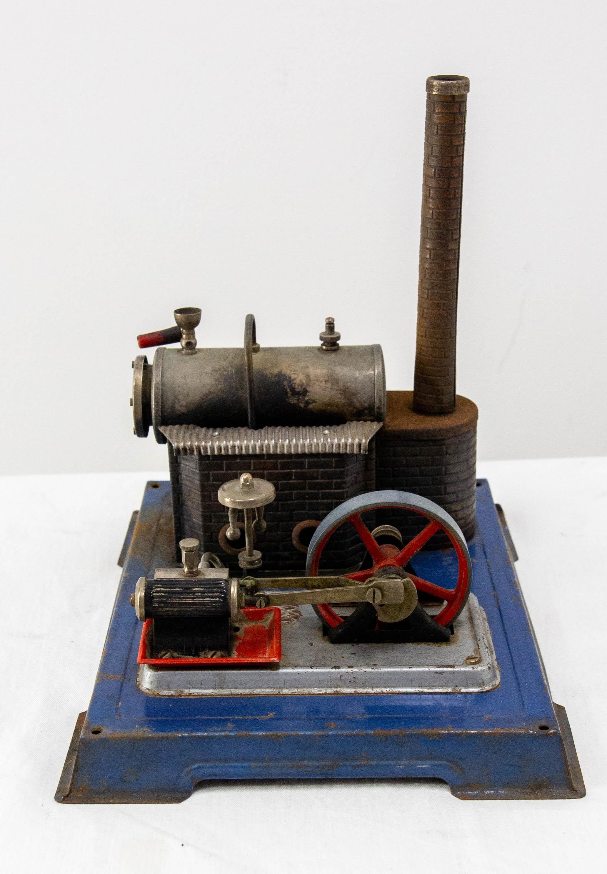 Motore a vapore tedesco in lamiera Wilesco per bambini, circa 1960 In condizioni discrete in vendita a Labrit, Landes