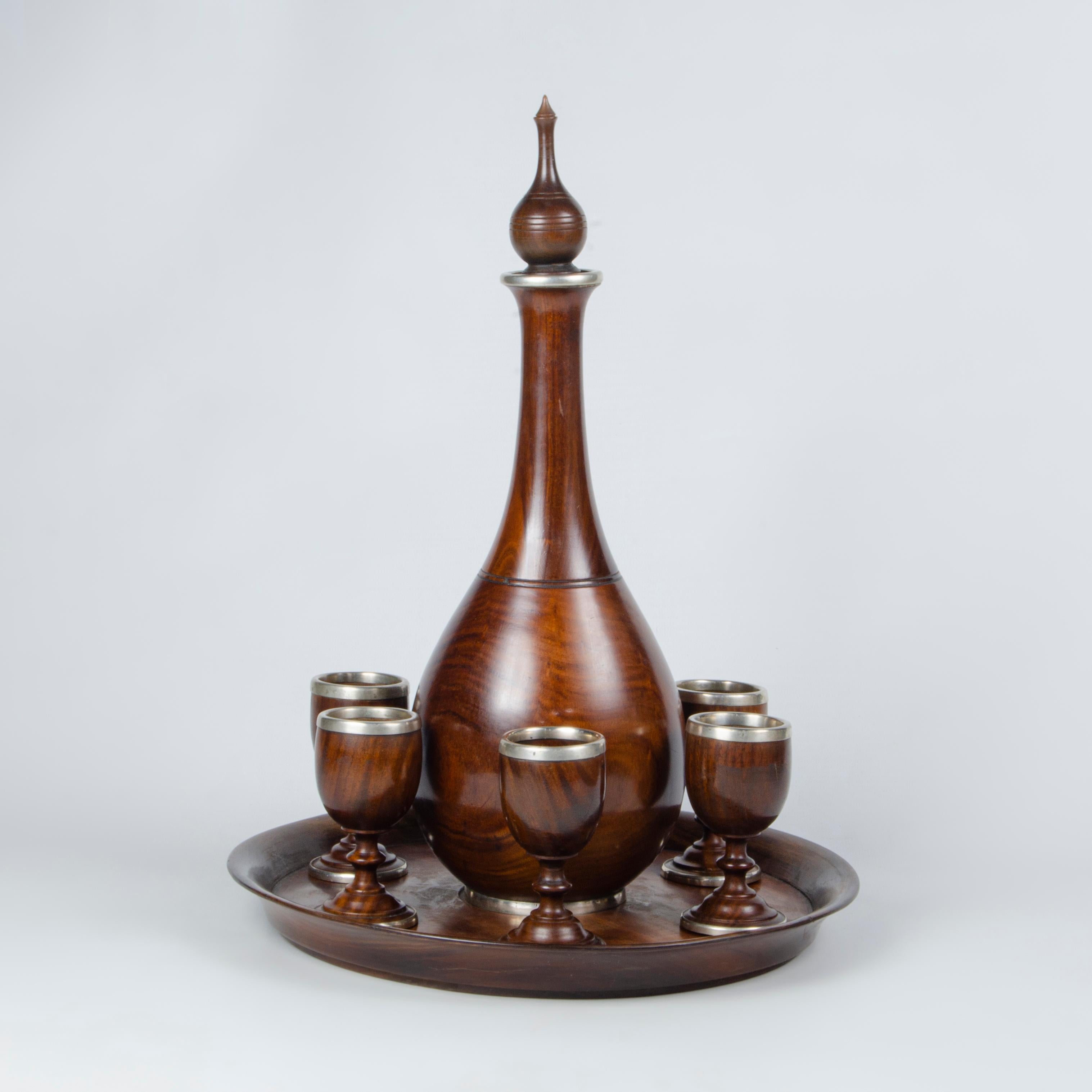 Set di decanter in legno e argento della fine del XIX secolo con vassoio e sei bicchieri della ditta Gebrüder Kühn

A cura di: Gebrüder Kühn
Materiale: argento, lastra d'argento, metallo, legno
Tecnica: placcato, argentato, lucidato, lavorato in