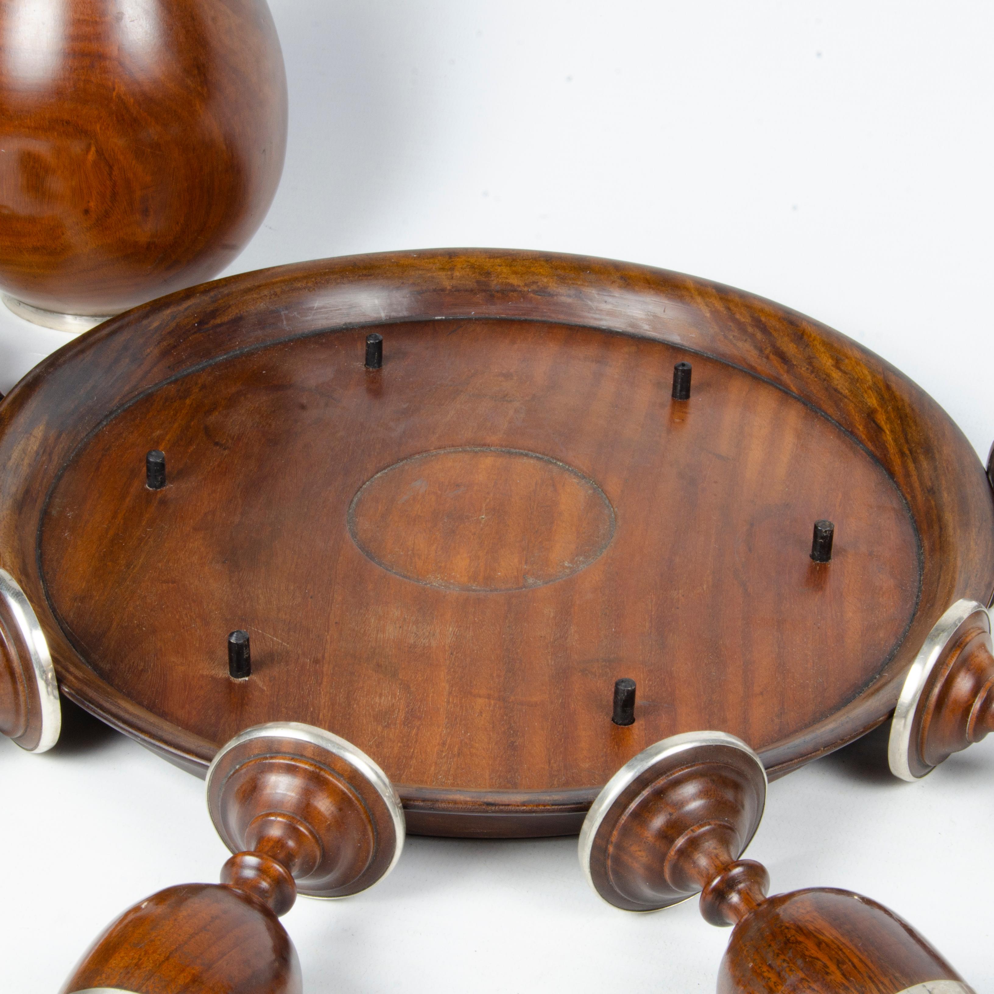 Intagliato Set di decanter tedeschi in legno e argento con bicchieri di Gebrüder Kühn, XIX secolo in vendita