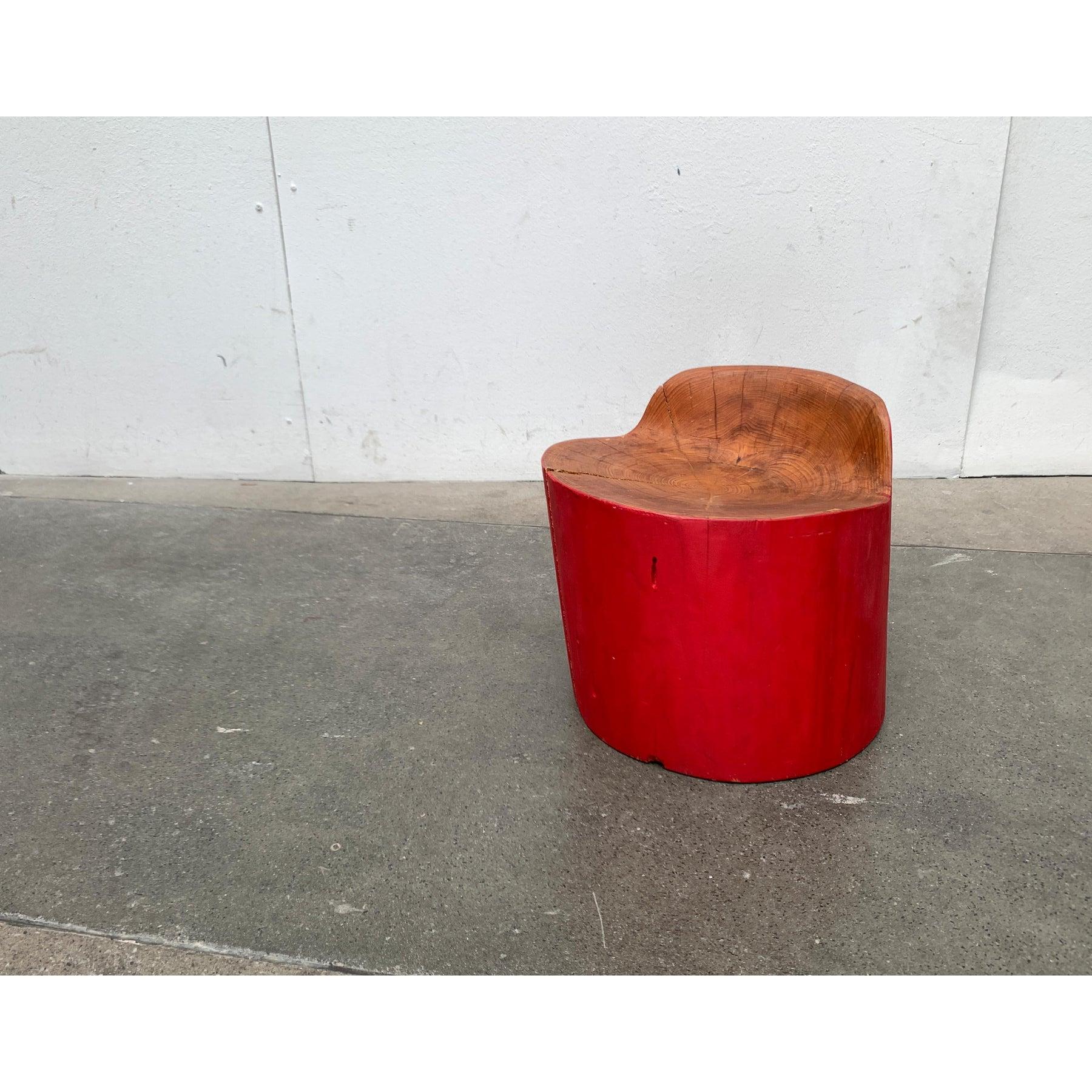 Tabouret entièrement en bois de Hirnholz Design. D'une taille plus adaptée aux enfants.

Un design rustique avec des accents colorés. Le tabouret est fabriqué à partir d'un tronc d'arbre complet. Le coffre est incliné pour un meilleur confort