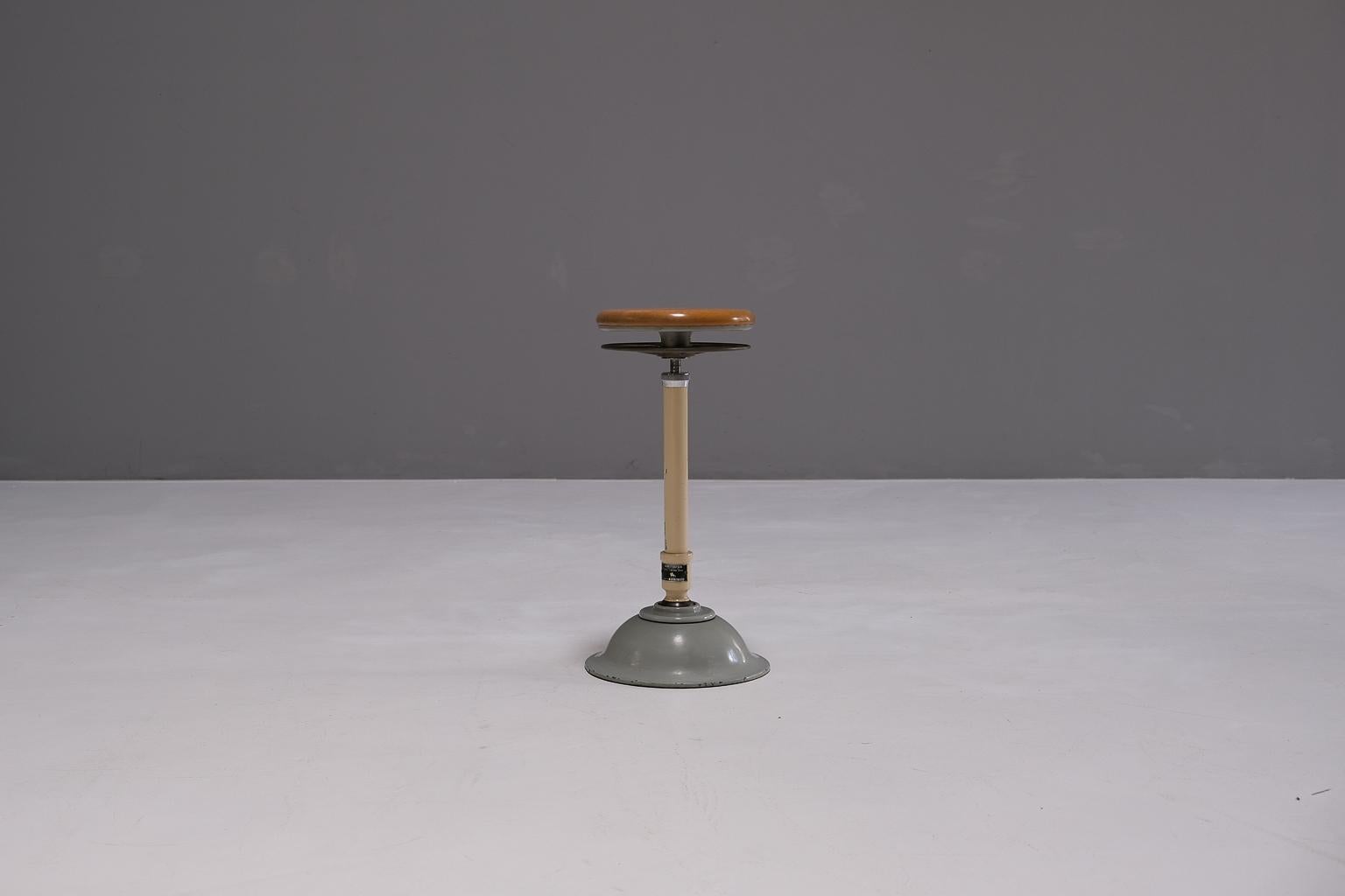 Tabouret de travail mobile de Ritter AG, Allemagne. Cette aide à la station debout était souvent utilisée dans le secteur médical. Le tabouret est réglable en hauteur tous les 2 centimètres. Grâce au pied pivotant du tabouret, la zone de travail